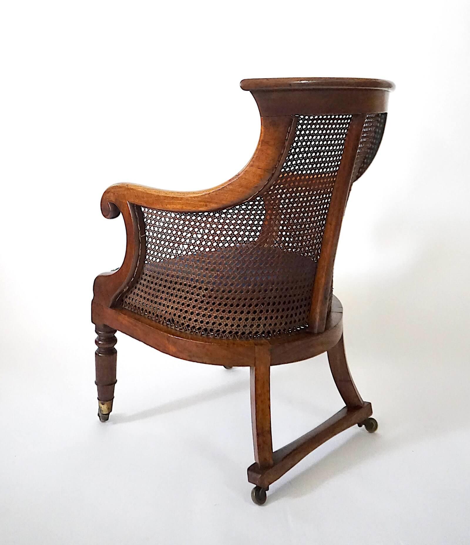 XIX secolo Poltrona o bergere di forma insolita in mogano, circa 1830, della Reggenza inglese, con canne. in vendita