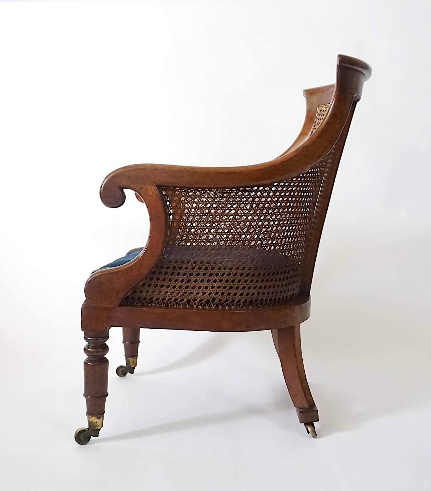 Ottone Poltrona o bergere di forma insolita in mogano, circa 1830, della Reggenza inglese, con canne. in vendita