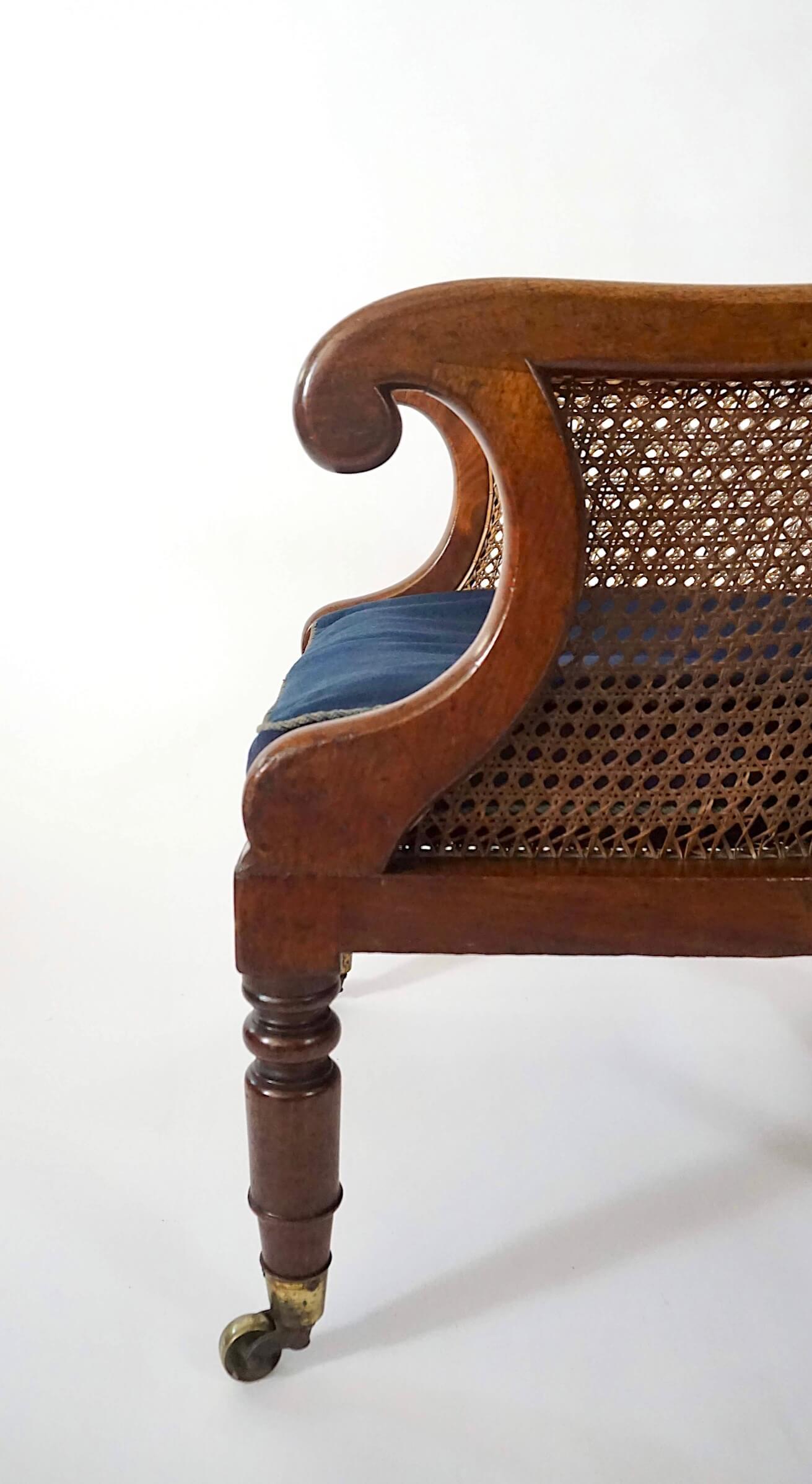Poltrona o bergere di forma insolita in mogano, circa 1830, della Reggenza inglese, con canne. in vendita 1