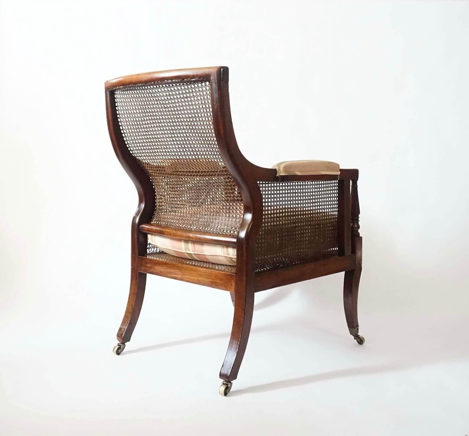 English Regency Caned Mahogany Bergère or Armchair of Large Scale, circa 1810 In Good Condition In Kinderhook, NY