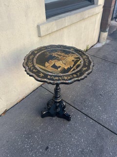 Englischer Regency-Chinoiserie-Tisch mit vergoldeten Figuren und Perlmutteinlagen, um 1815