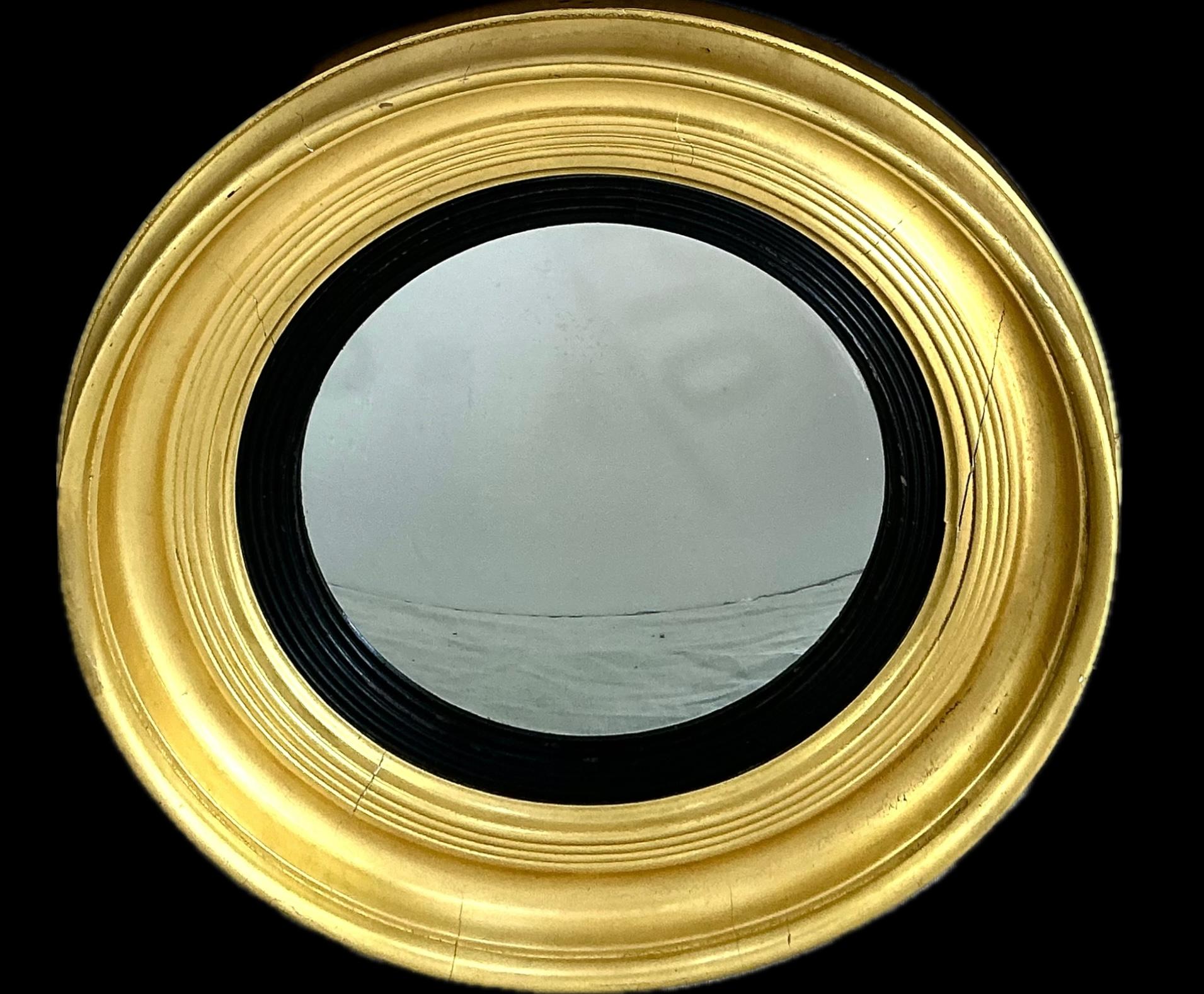 Britannique Miroir de style Régence anglaise en bois doré convexe à œil de bœuf en vente