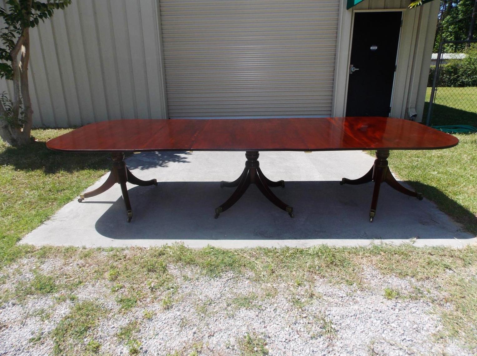 English Regency Cuban Mahogany Triple Pedestal Dining Room Table, Circa 1810 In Excellent Condition In Hollywood, SC