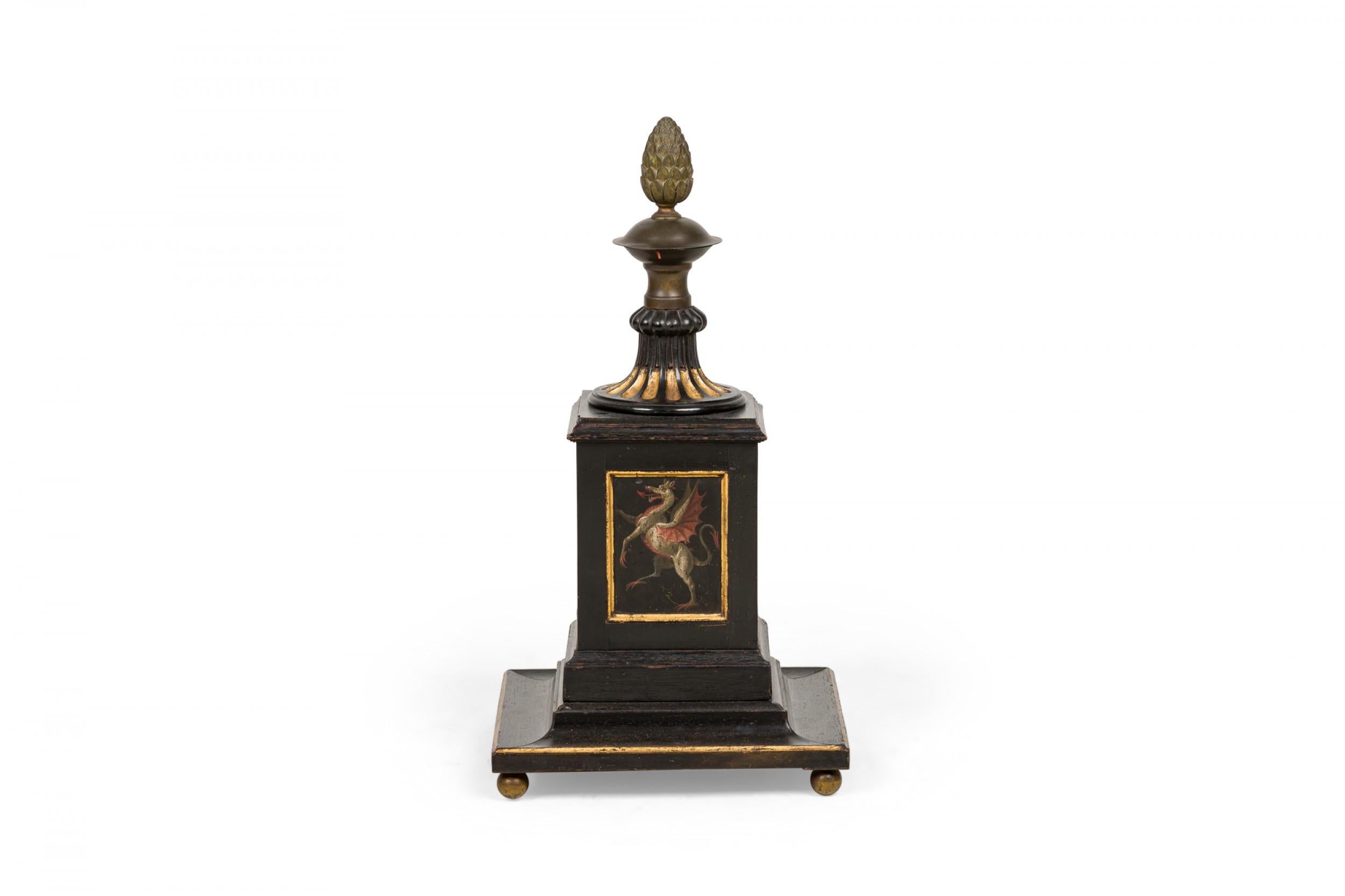 Tapa de poste de madera decorativa inglesa de la Regencia con cuatro paneles armoriales pintados que representan animales, criaturas mitológicas y un escudo de armas con bordes de madera dorada, y una parte superior estriada con un remate de