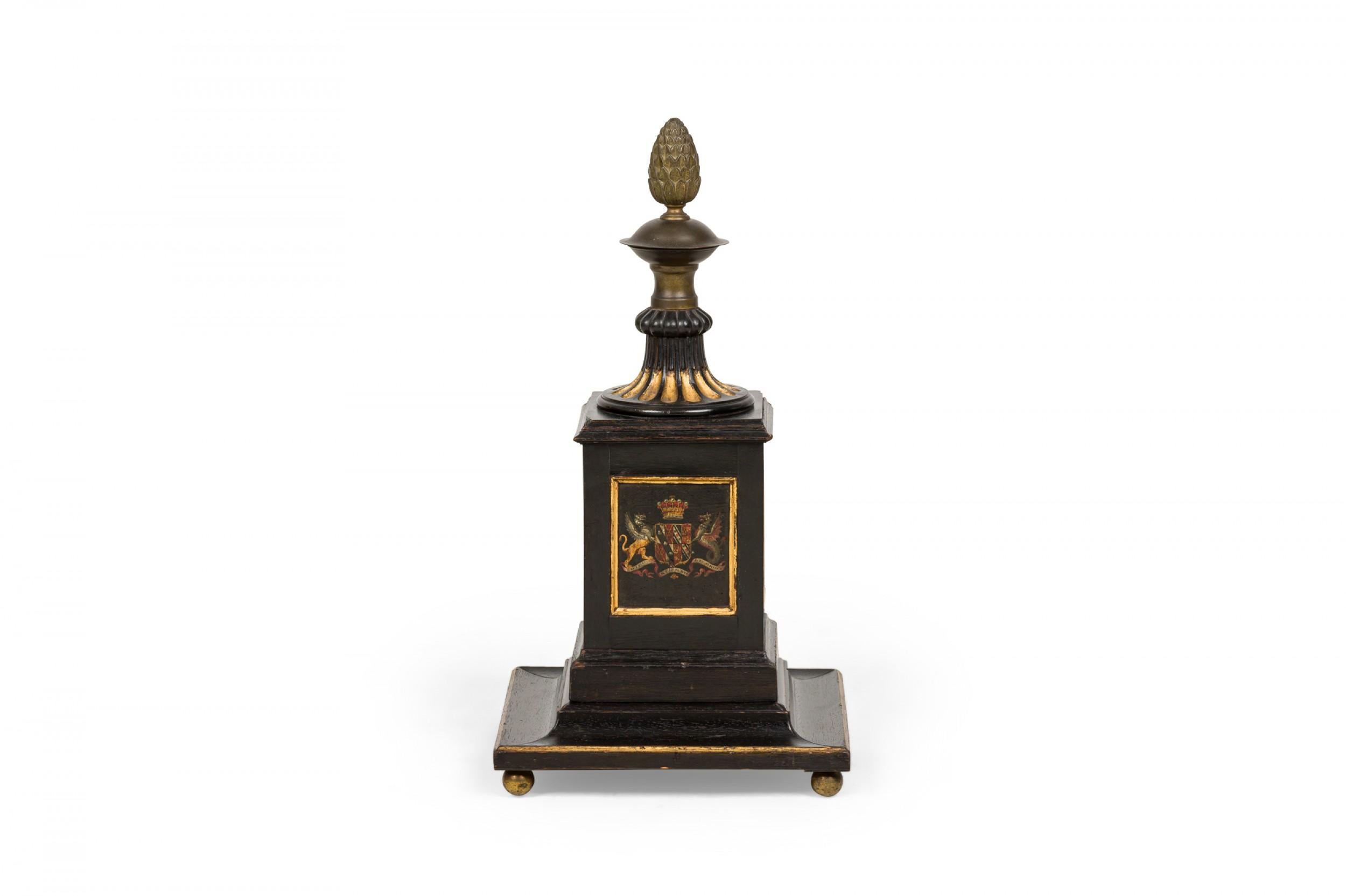 Tapa de poste decorativa de la Regencia inglesa pintada y dorada Tallado a mano en venta