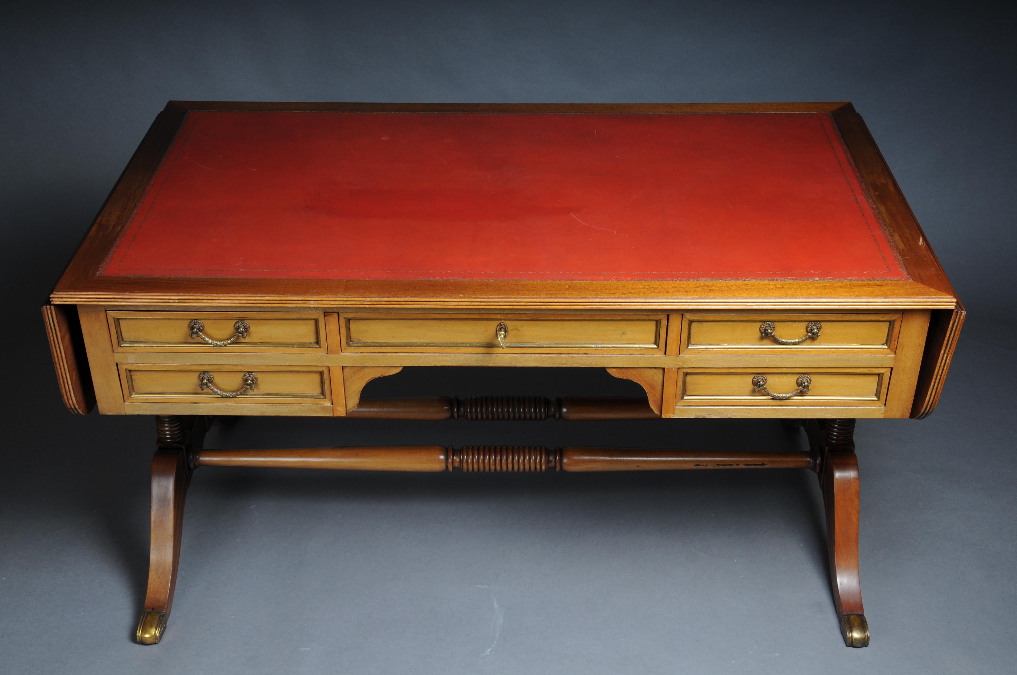 Außergewöhnlicher englischer Regency-Schreibtisch mit aufklappbaren Seiten und roter Lederplatte. 5 Schubladen auf der Vorderseite und 5 Platten auf der Rückseite. Die Lederdecke ist mit einer sehr dicken Prägung versehen.
Die ausgeklappte Länge