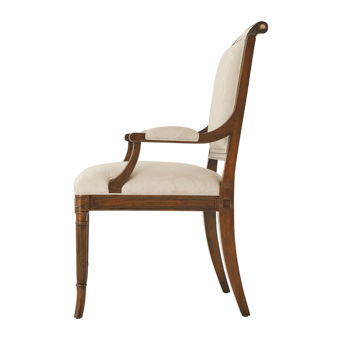 Costruito con un ricco mogano, i suoi intricati intagli e la voluta impiallacciatura in mogano sul binario superiore sono una dimostrazione di maestria artistica. Gli accenti in ottone aggiungono un sottile tocco di raffinatezza, armonizzandosi