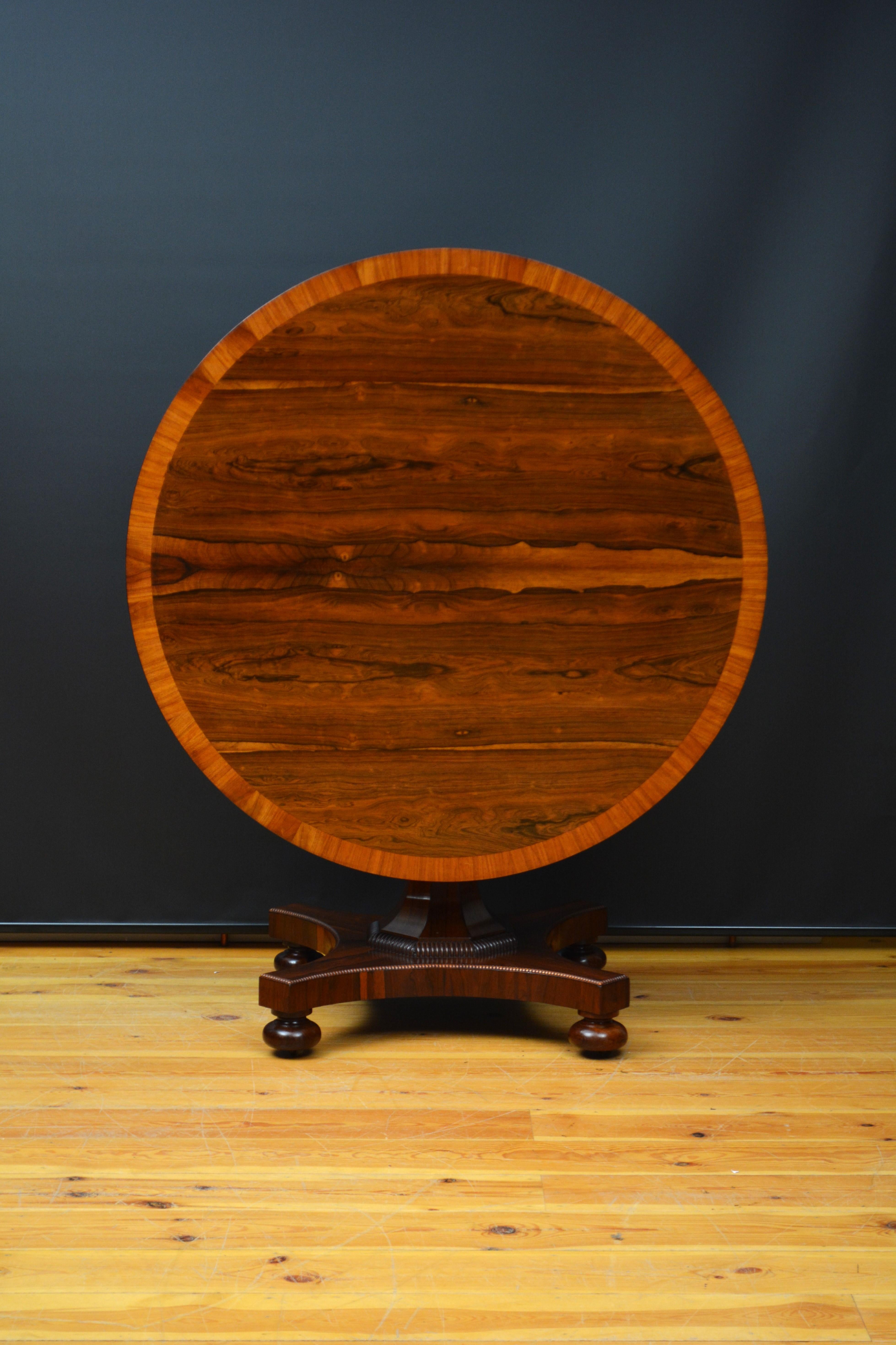 Sn5599 Superb Regency rosewood tilt top dining table / centre table, having well figured grain to the top and tulipwood crossbanded edge above a shallow frieze with carved edge, raised on flat faceted column terminating in quadrant beading, platform