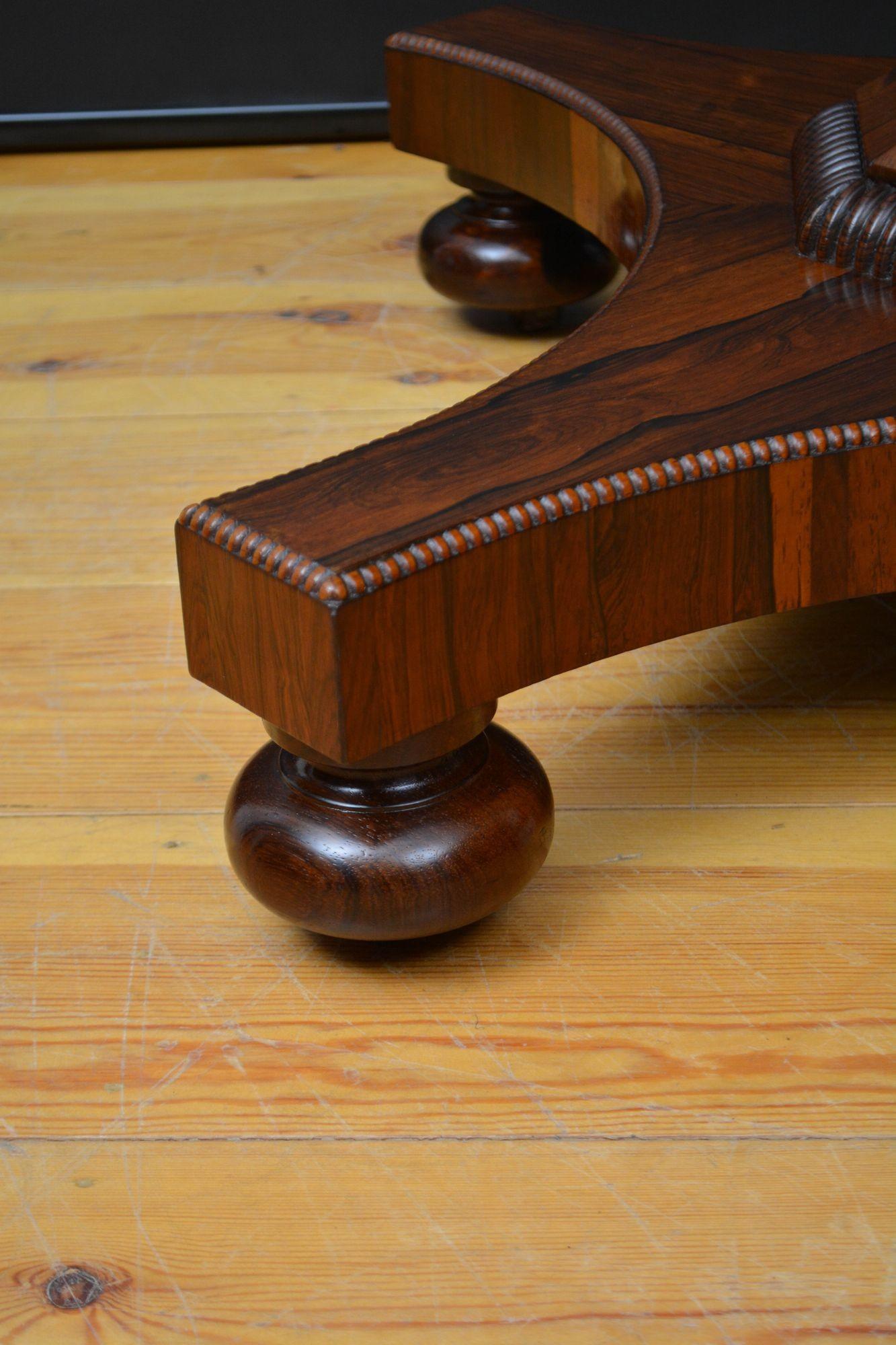 English Regency Dining Table / Centre Table in Rosewood For Sale 11