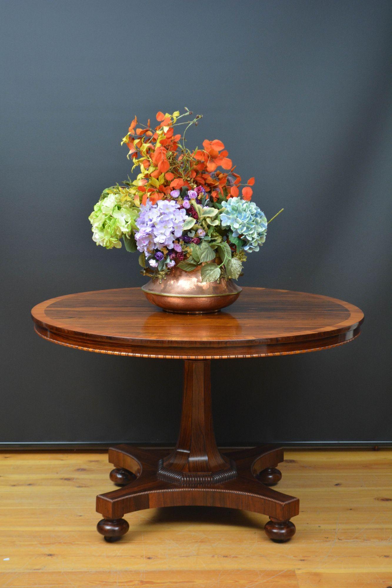Sn5599 Superb Regency rosewood tilt top dining table / centre table, having well figured grain to the top and tulipwood crossbanded edge above a shallow frieze with carved edge, raised on flat faceted column terminating in quadrant beading, platform