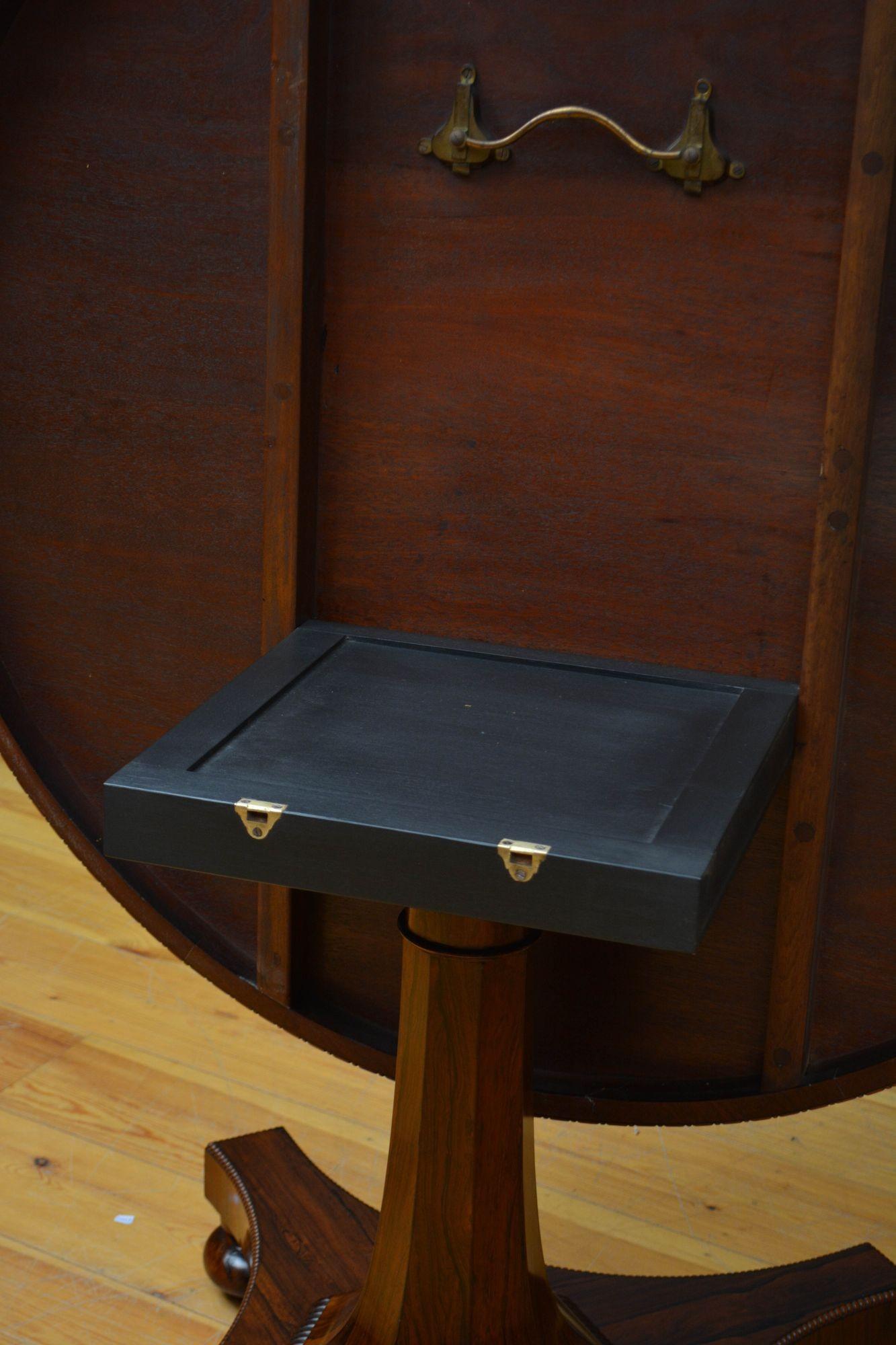 English Regency Dining Table / Centre Table in Rosewood For Sale 5