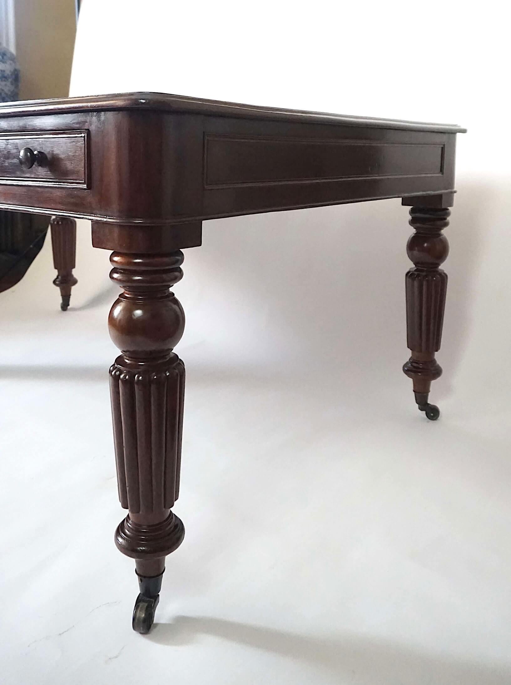 Mesa de biblioteca inglesa de caoba de doble cara de la Regencia de gran escala, hacia 1830 en venta 3