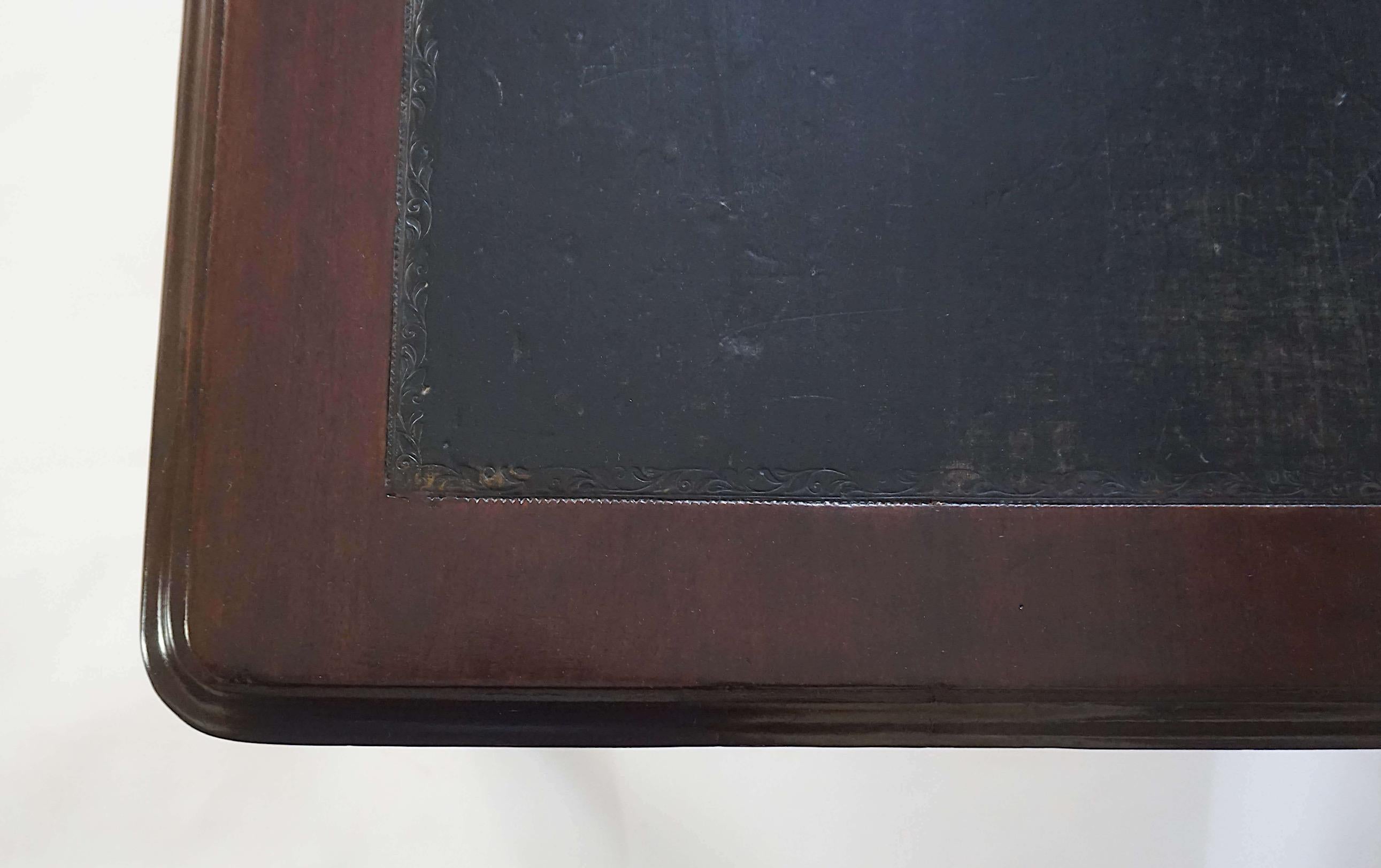 Mesa de biblioteca inglesa de caoba de doble cara de la Regencia de gran escala, hacia 1830 en venta 4
