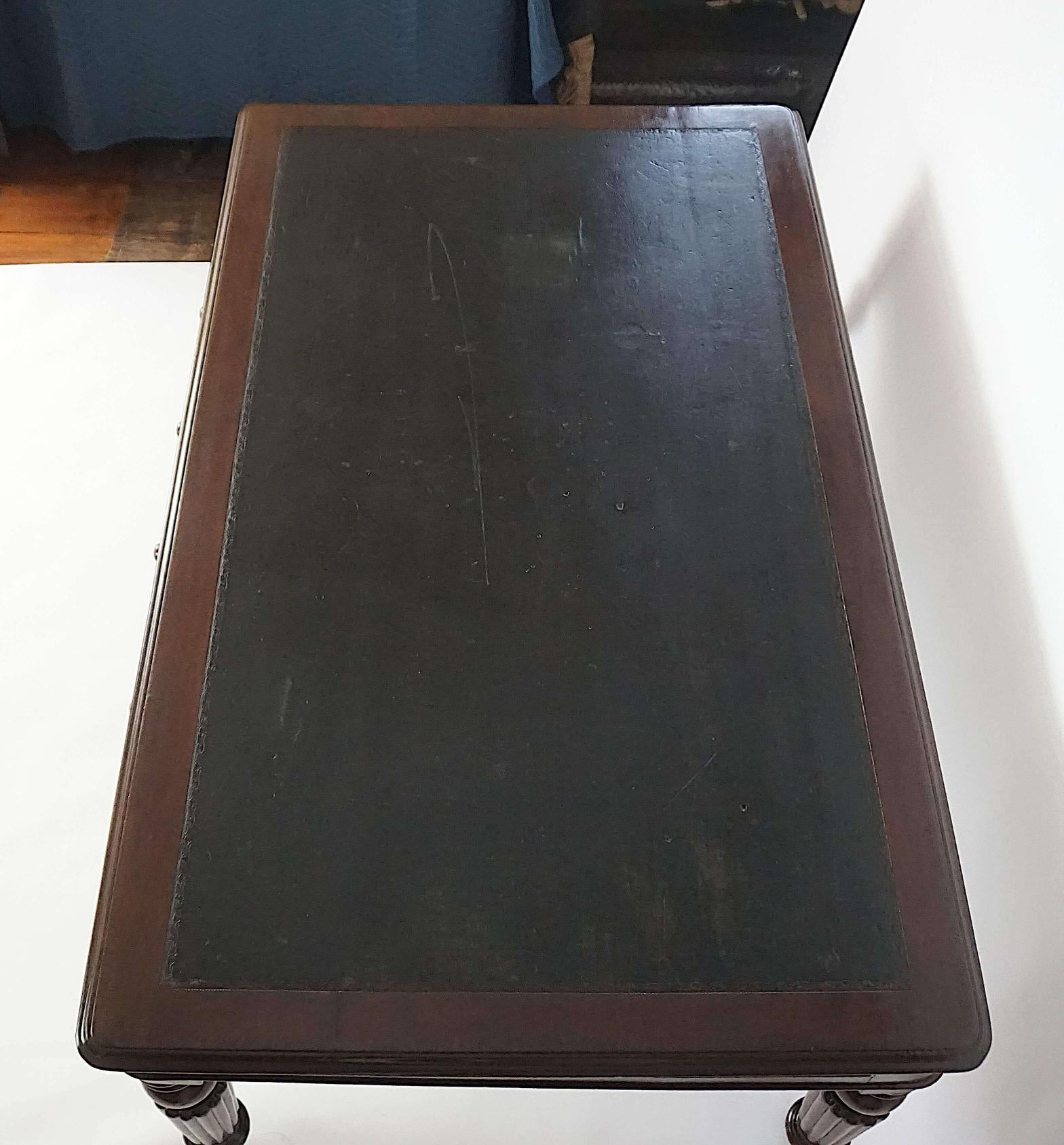 Mesa de biblioteca inglesa de caoba de doble cara de la Regencia de gran escala, hacia 1830 en venta 5