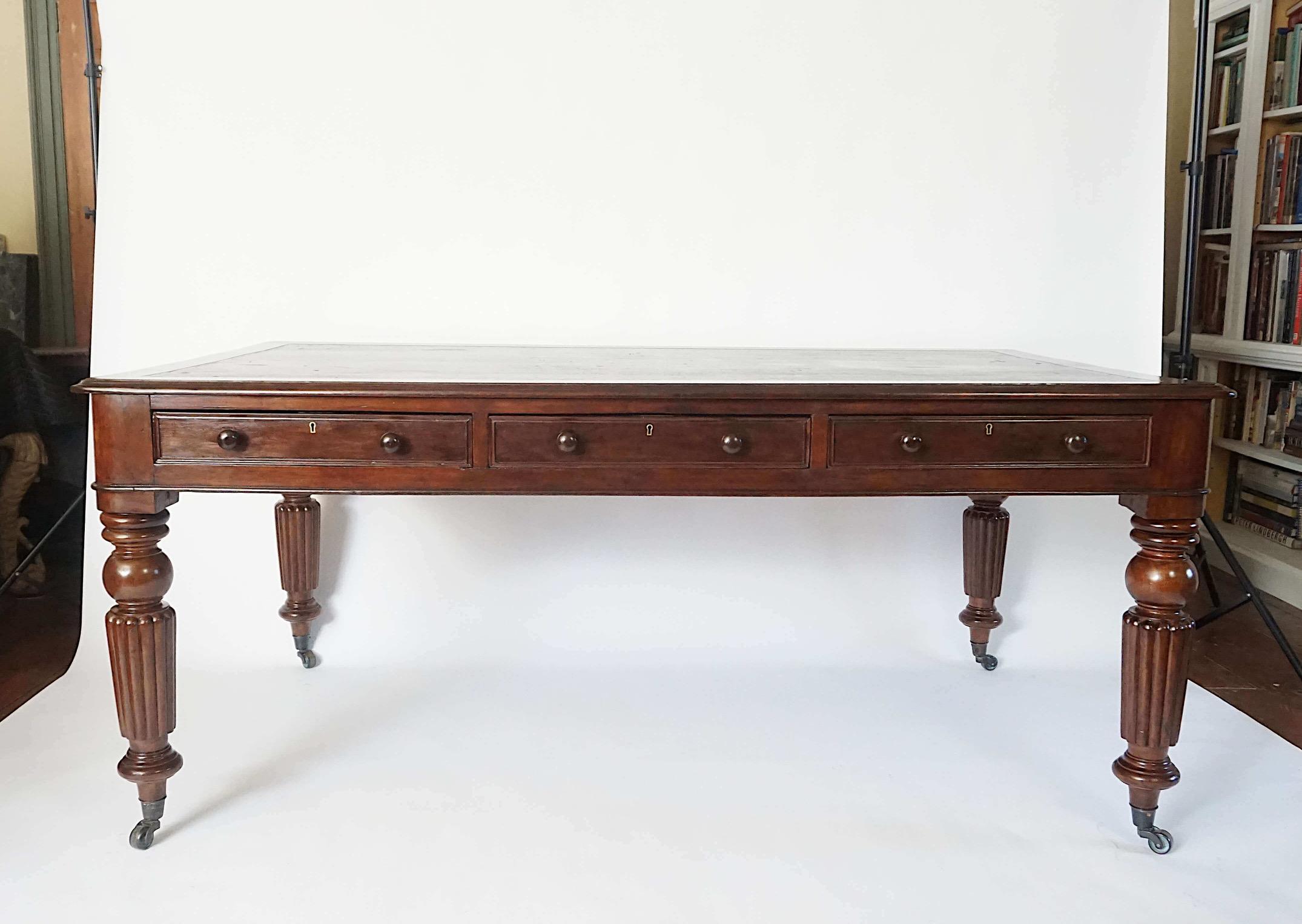 Mesa de biblioteca inglesa de caoba de doble cara de la Regencia de gran escala, hacia 1830 Inglés en venta