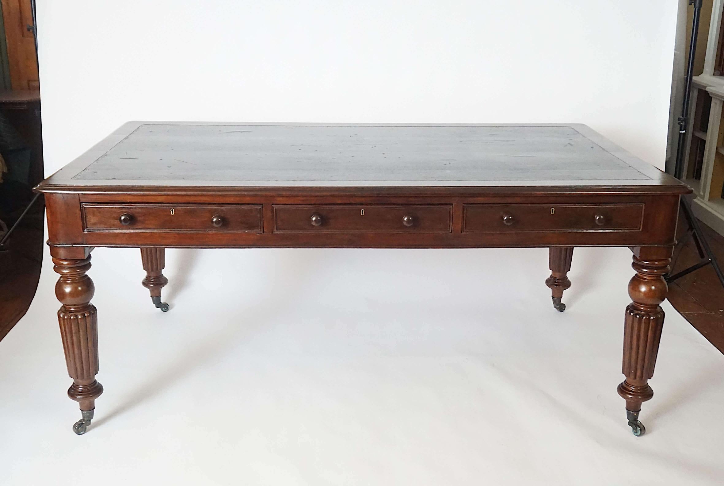 Mesa de biblioteca inglesa de caoba de doble cara de la Regencia de gran escala, hacia 1830 Hecho a mano en venta