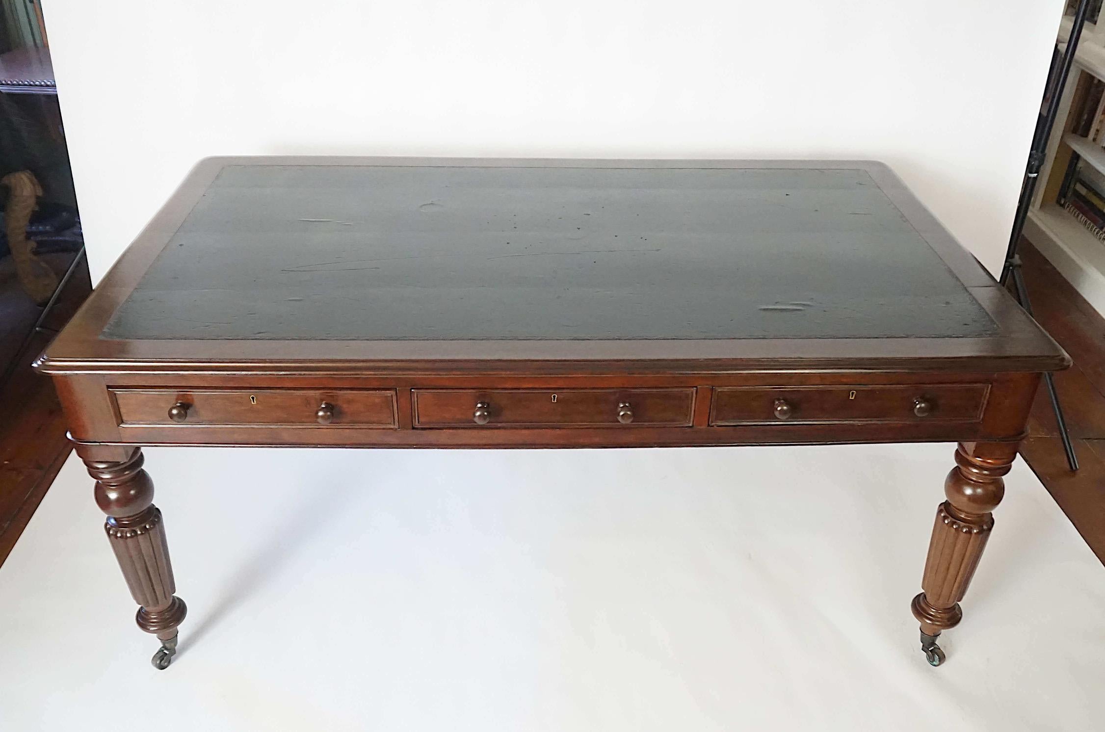 Mesa de biblioteca inglesa de caoba de doble cara de la Regencia de gran escala, hacia 1830 siglo XIX en venta