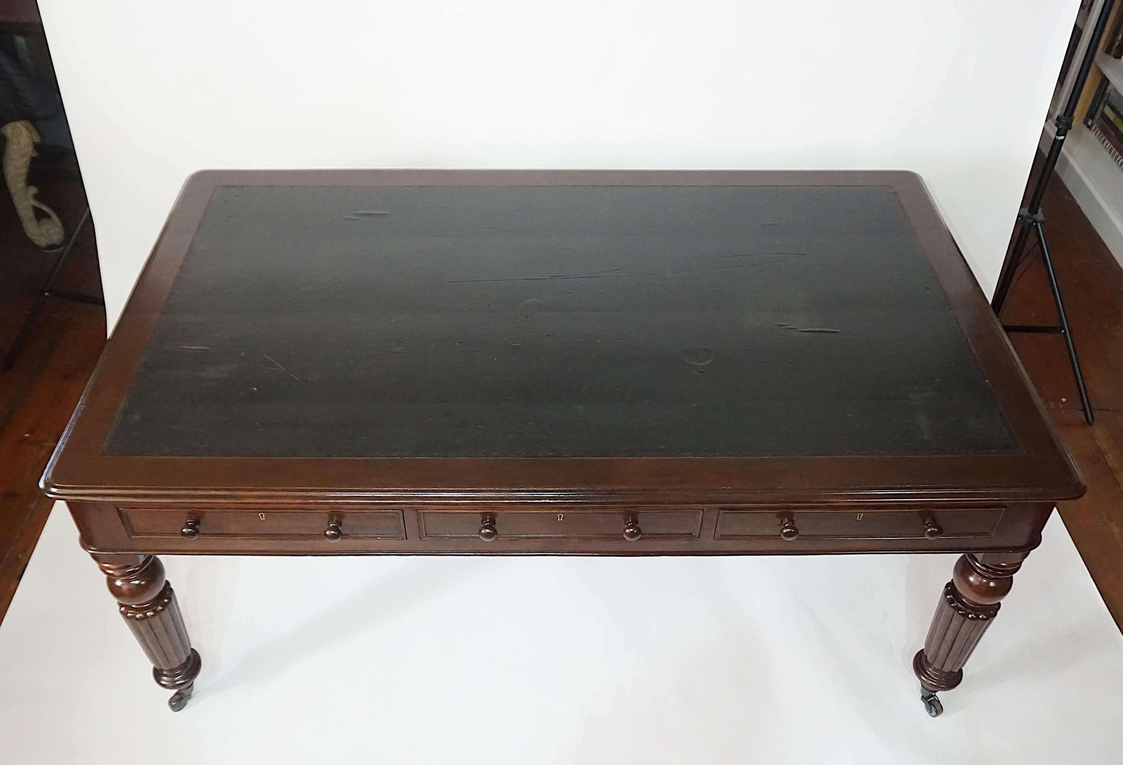 Mesa de biblioteca inglesa de caoba de doble cara de la Regencia de gran escala, hacia 1830 Cuero en venta