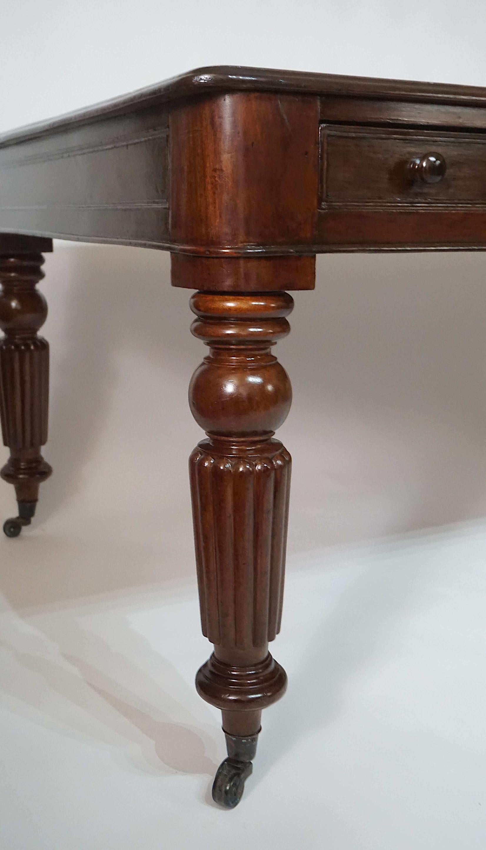 Mesa de biblioteca inglesa de caoba de doble cara de la Regencia de gran escala, hacia 1830 en venta 1