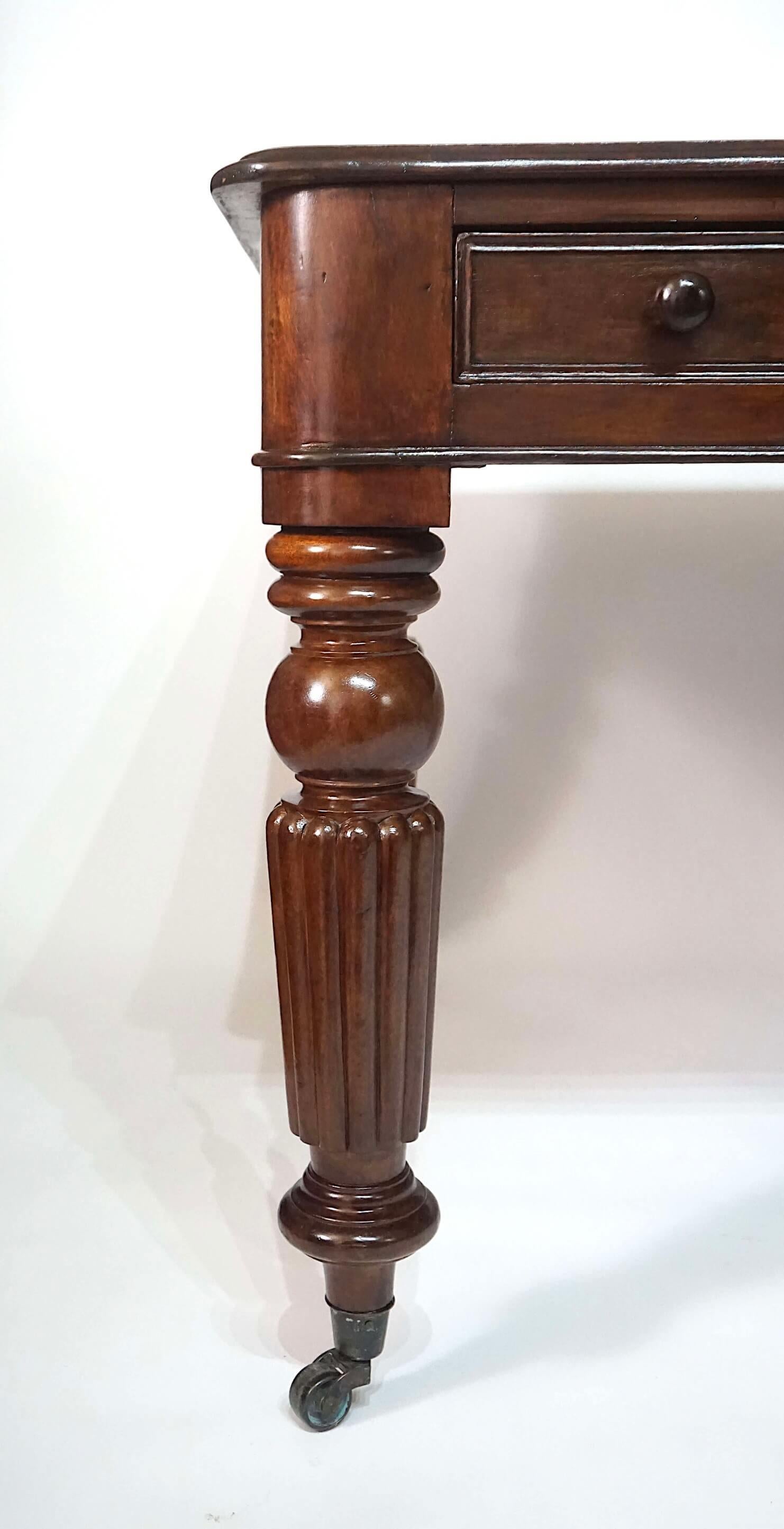 Mesa de biblioteca inglesa de caoba de doble cara de la Regencia de gran escala, hacia 1830 en venta 2