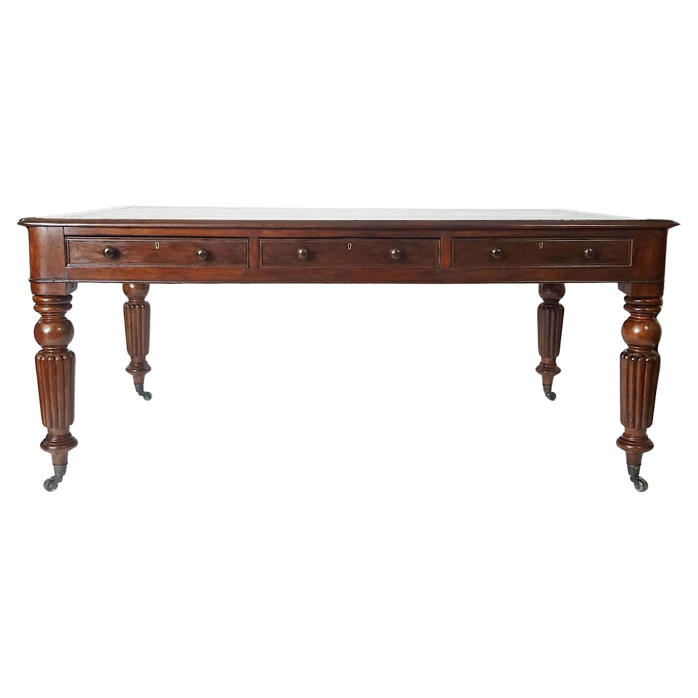 Mesa de biblioteca inglesa de caoba de doble cara de la Regencia de gran escala, hacia 1830 en venta