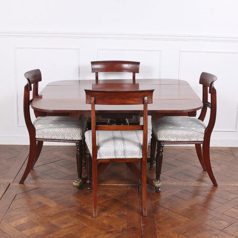 English Regency Drop-Leaf Table, circa 1830 In Good Condition In Vancouver, British Columbia