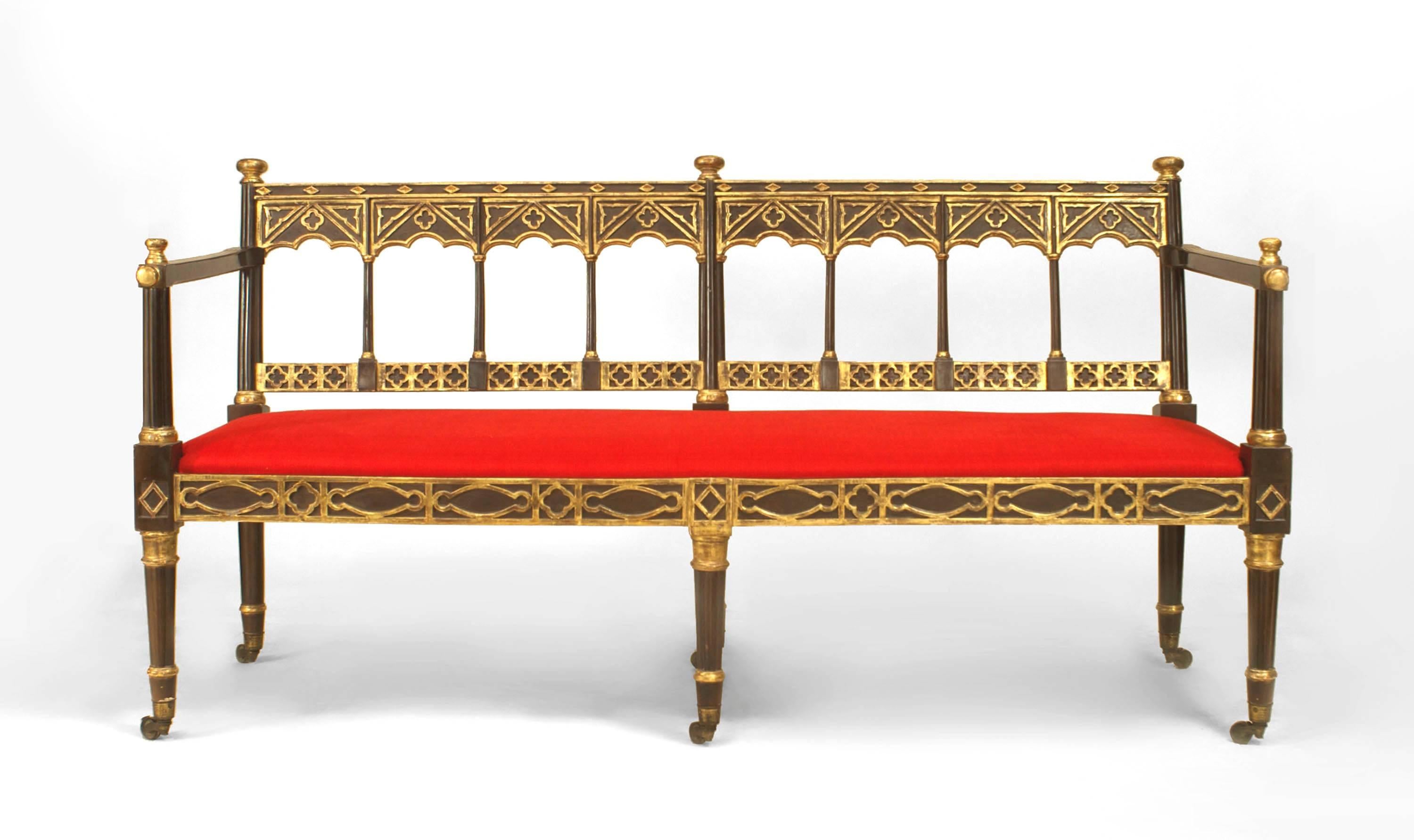 Englisches Regency-Gitter und rotes gepolstertes Sofa (Britisch) im Angebot