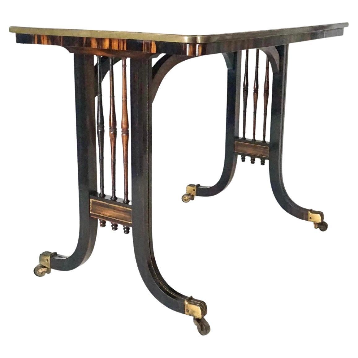 Mesa de escribir inglesa de la Regencia, de maderas exóticas, montada en latón, Gillows, hacia 1820