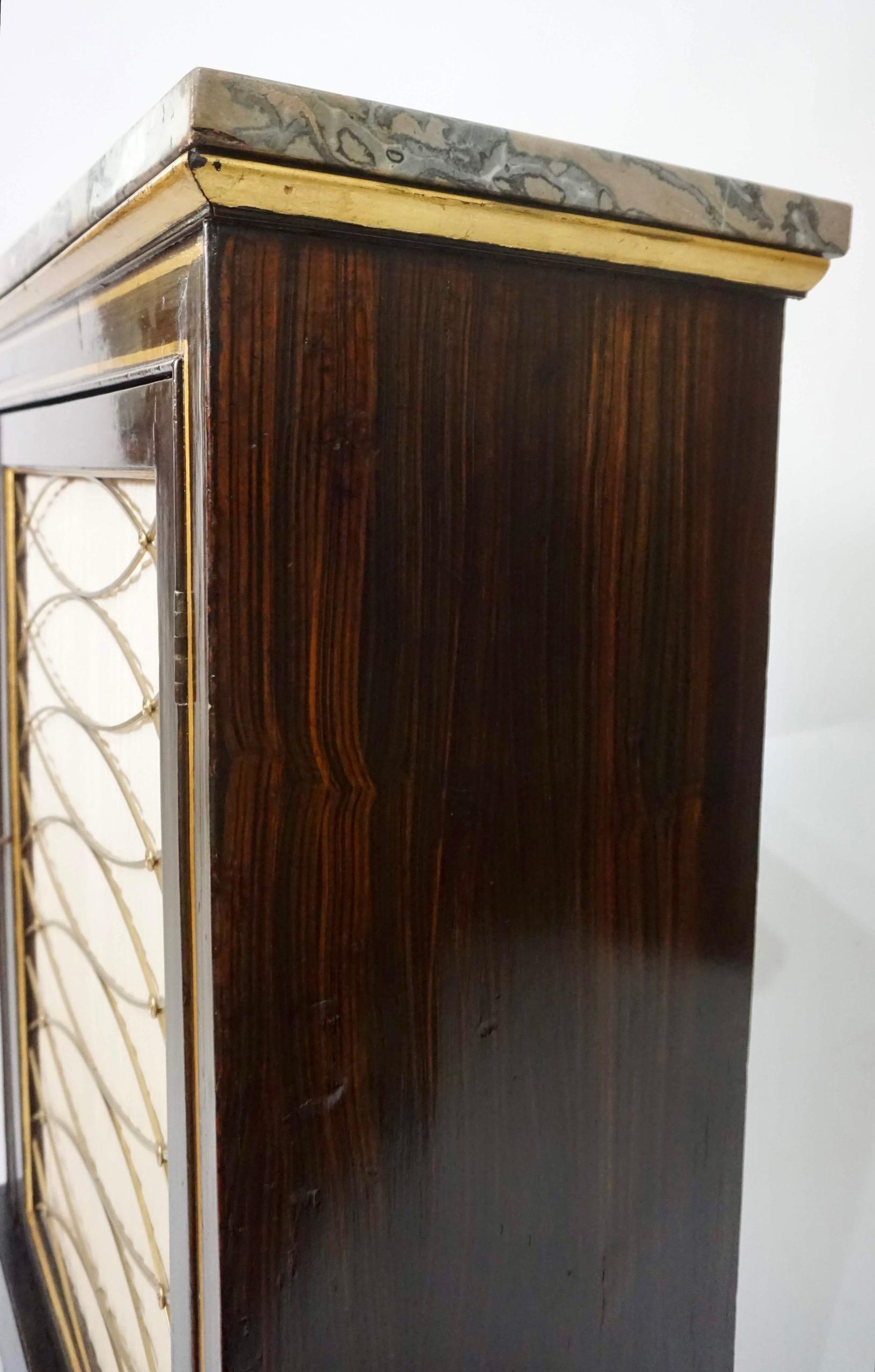 Armadio nano inglese Regency in palissandro finto dipinto, circa 1820 in vendita 4