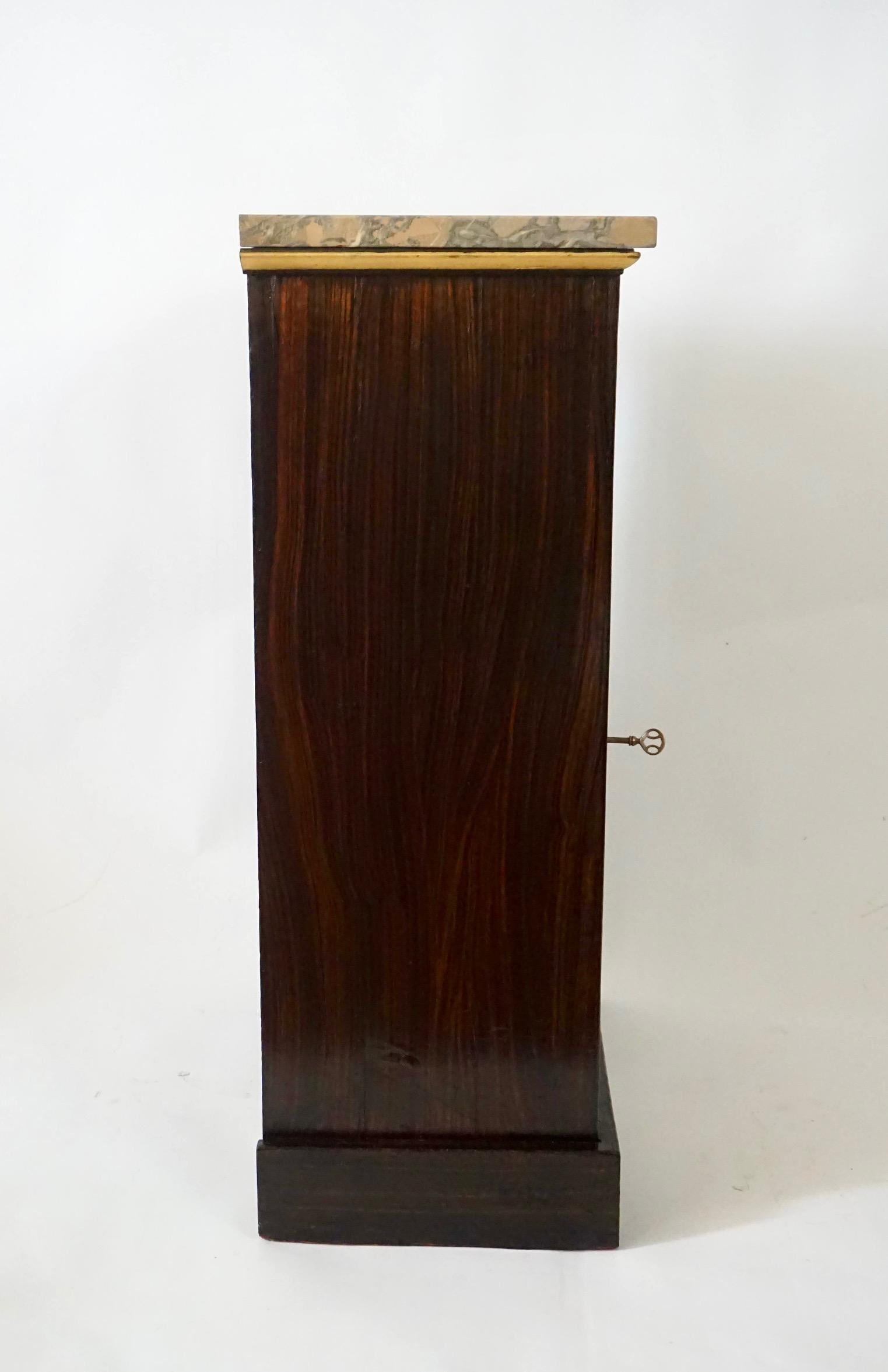Armadio nano inglese Regency in palissandro finto dipinto, circa 1820 in vendita 6