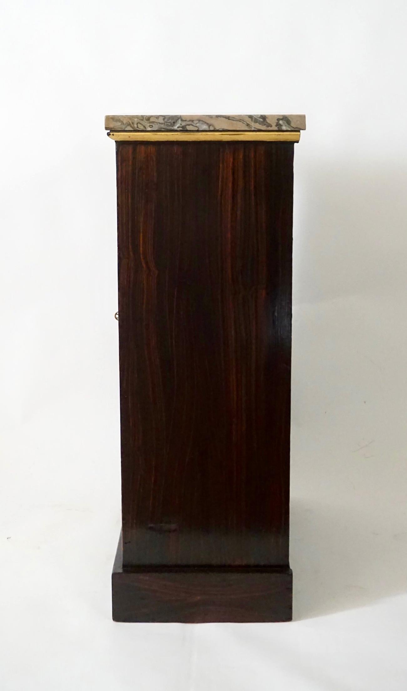Armadio nano inglese Regency in palissandro finto dipinto, circa 1820 in vendita 8