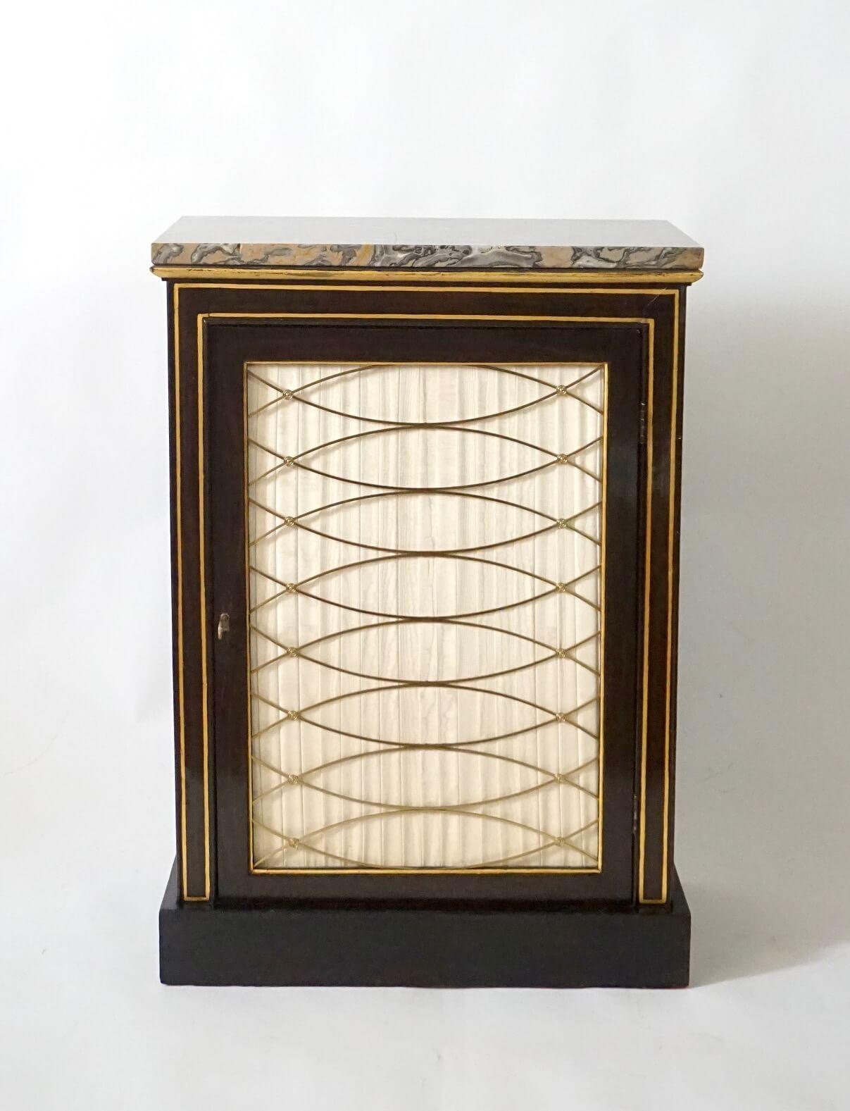 Armadio nano o piedistallo inglese del periodo Regency del 1820 circa, di forma rettangolare, con piano originale in pietra di Septarian su cassa in legno di palissandro dorata e dipinta a finto colore, porta a griglia in ottone con pannello in seta