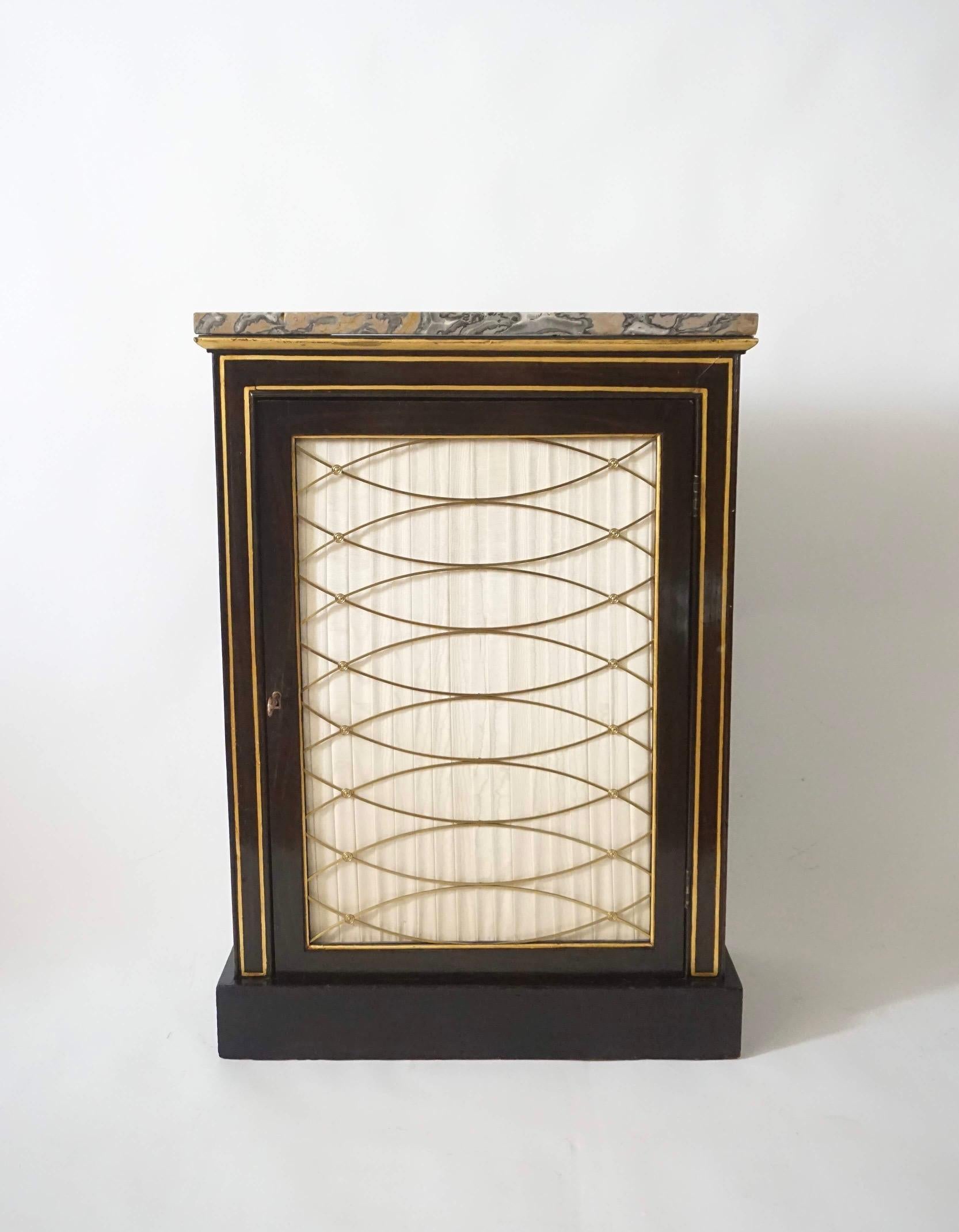 Inglese Armadio nano inglese Regency in palissandro finto dipinto, circa 1820 in vendita