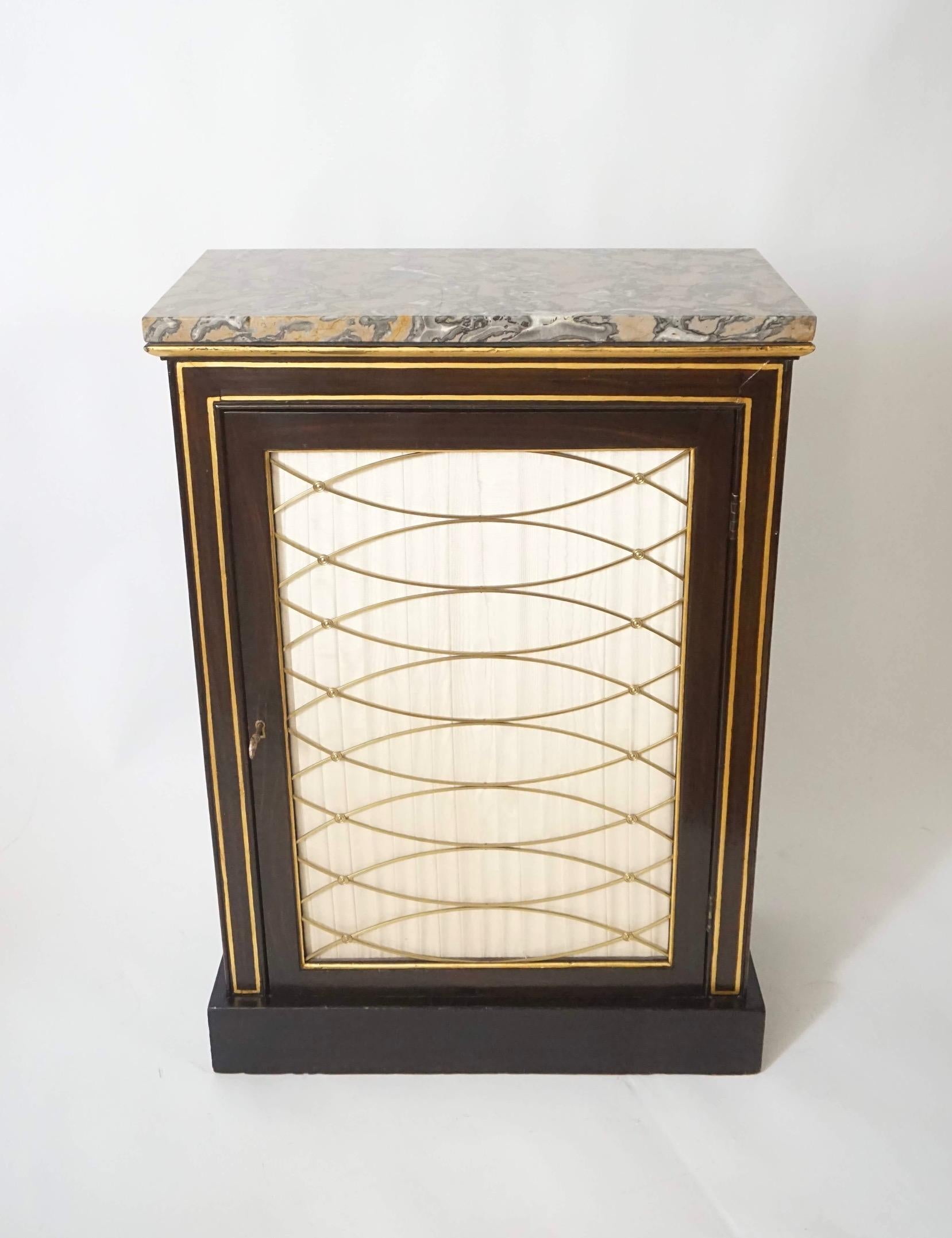 Fatto a mano Armadio nano inglese Regency in palissandro finto dipinto, circa 1820 in vendita