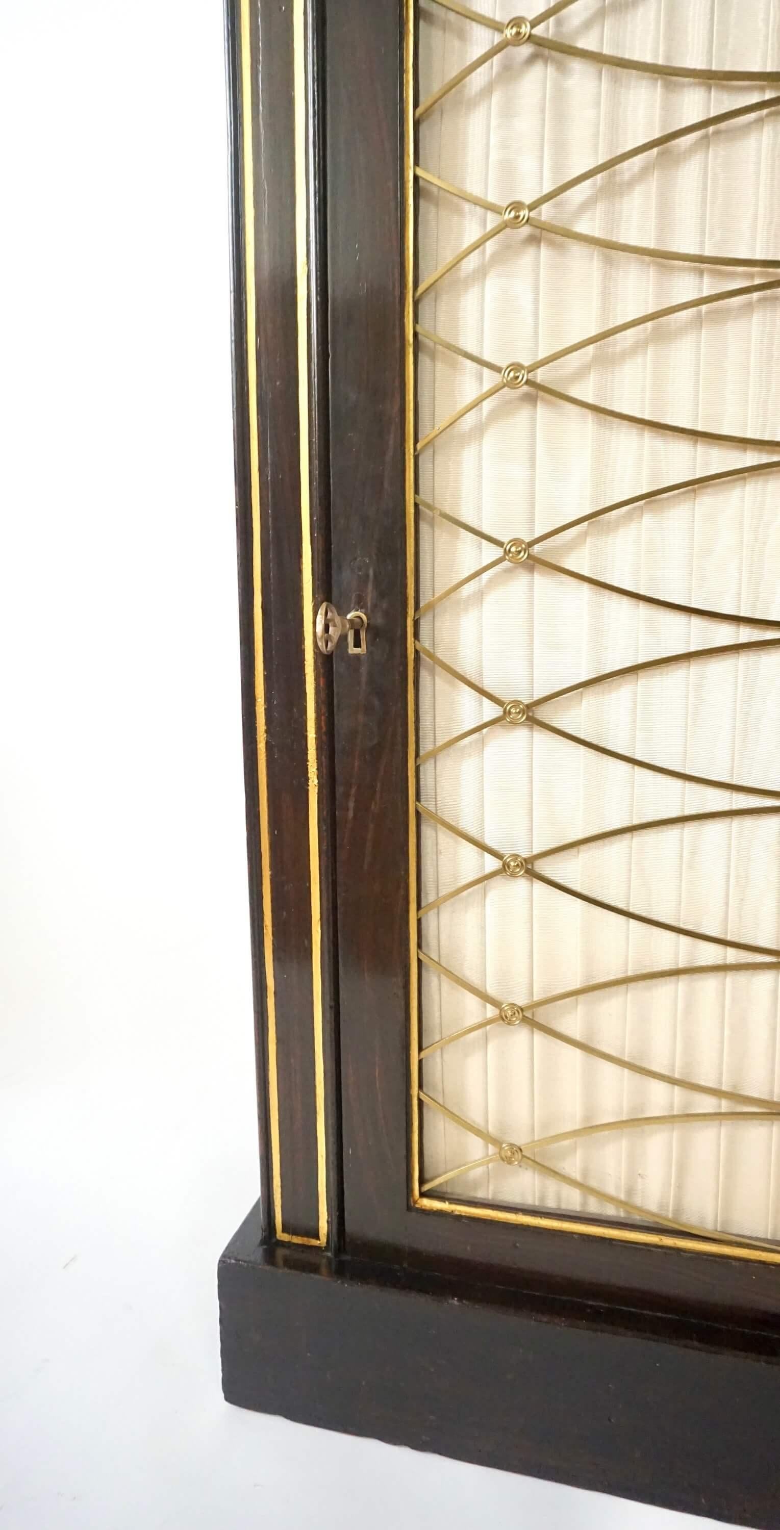 Armadio nano inglese Regency in palissandro finto dipinto, circa 1820 in vendita 1