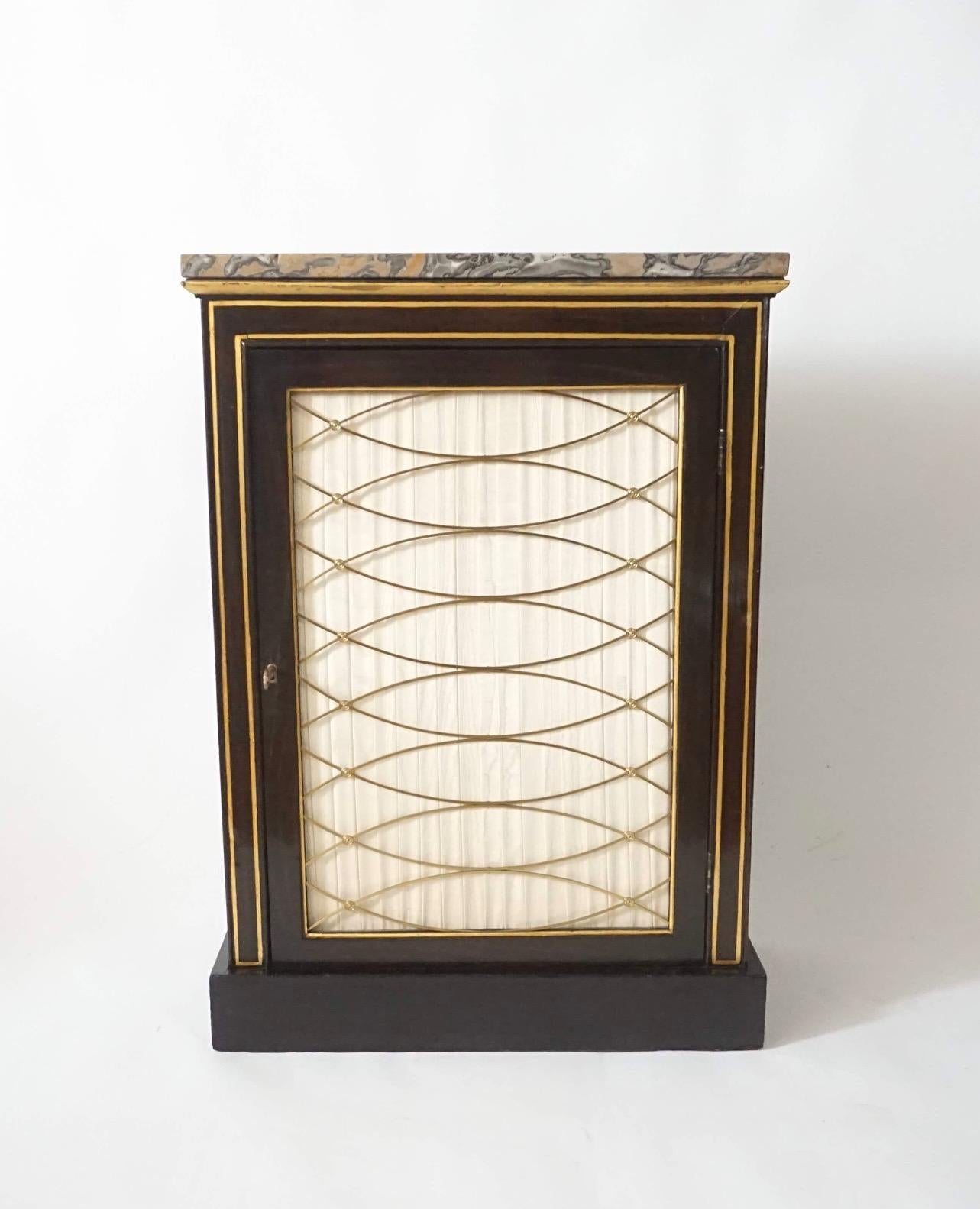 Armadio nano inglese Regency in palissandro finto dipinto, circa 1820 in vendita 2