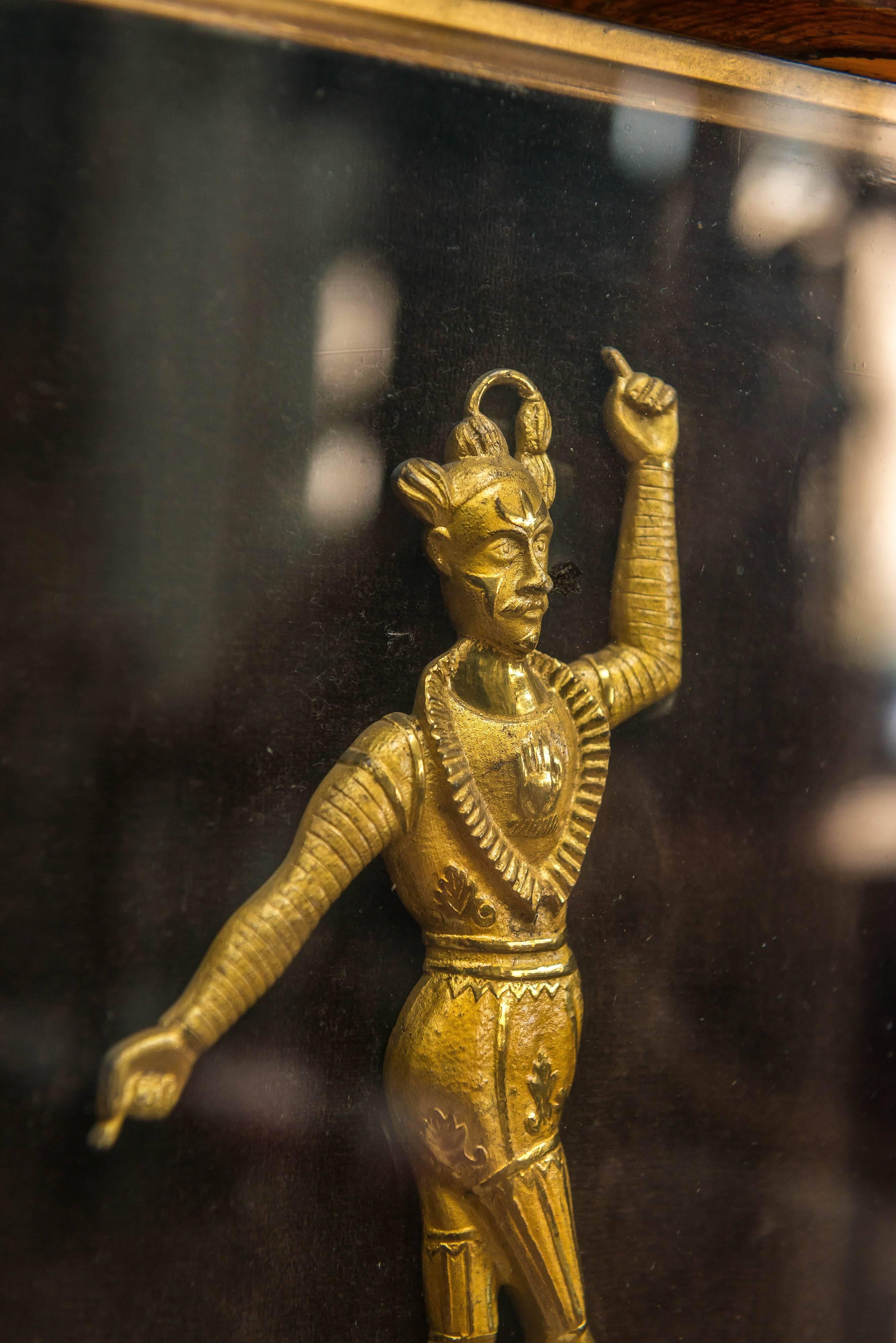 Anglais Figure encadrée de style Régence anglaise, dorée à la main et repoussée, en cuivre, représentant un acteur exotique en vente