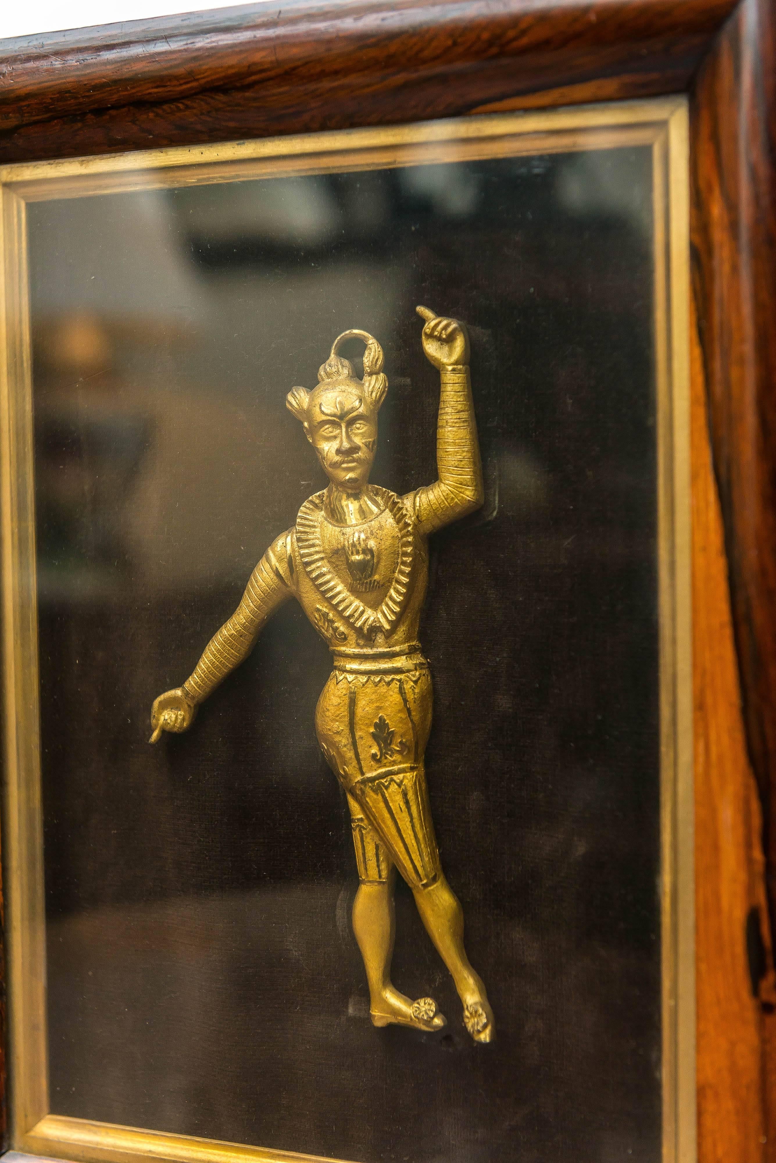 Doré Figure encadrée de style Régence anglaise, dorée à la main et repoussée, en cuivre, représentant un acteur exotique en vente