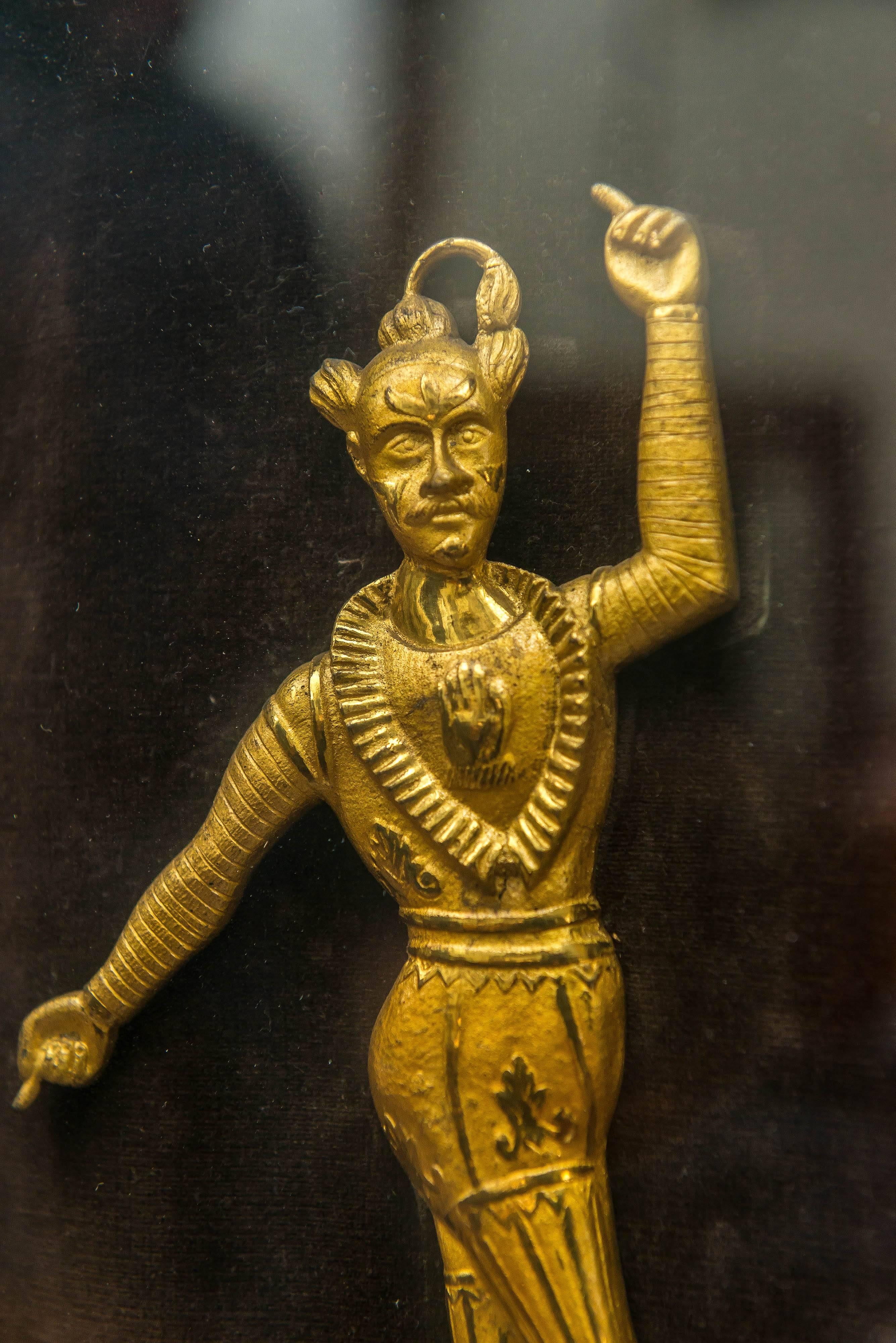 Figure encadrée de style Régence anglaise, dorée à la main et repoussée, en cuivre, représentant un acteur exotique Bon état - En vente à San Francisco, CA