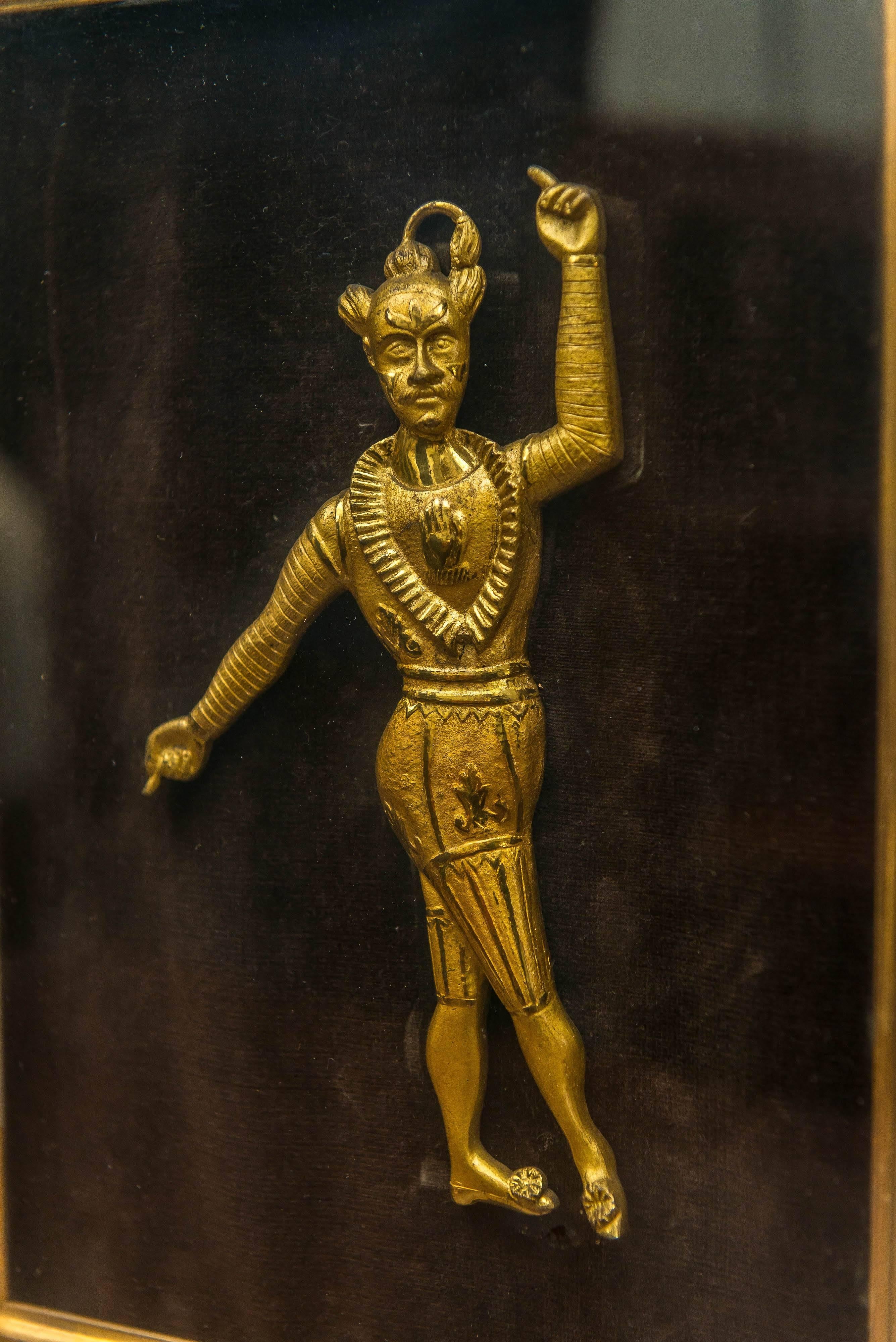 Début du XIXe siècle Figure encadrée de style Régence anglaise, dorée à la main et repoussée, en cuivre, représentant un acteur exotique en vente