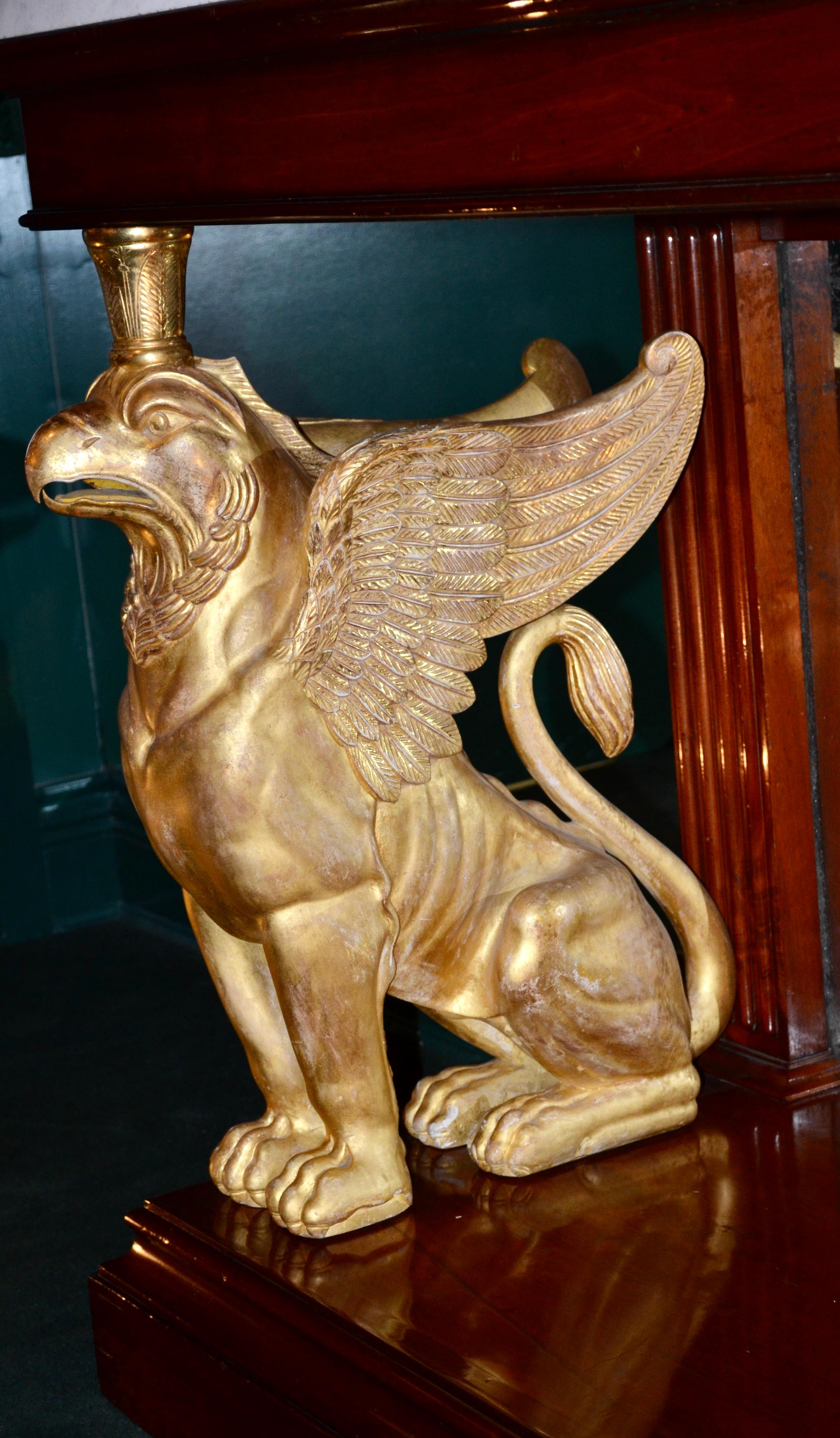 Console de style English Regency dorée Griffin en acajou surmontée de marbre en vente 6