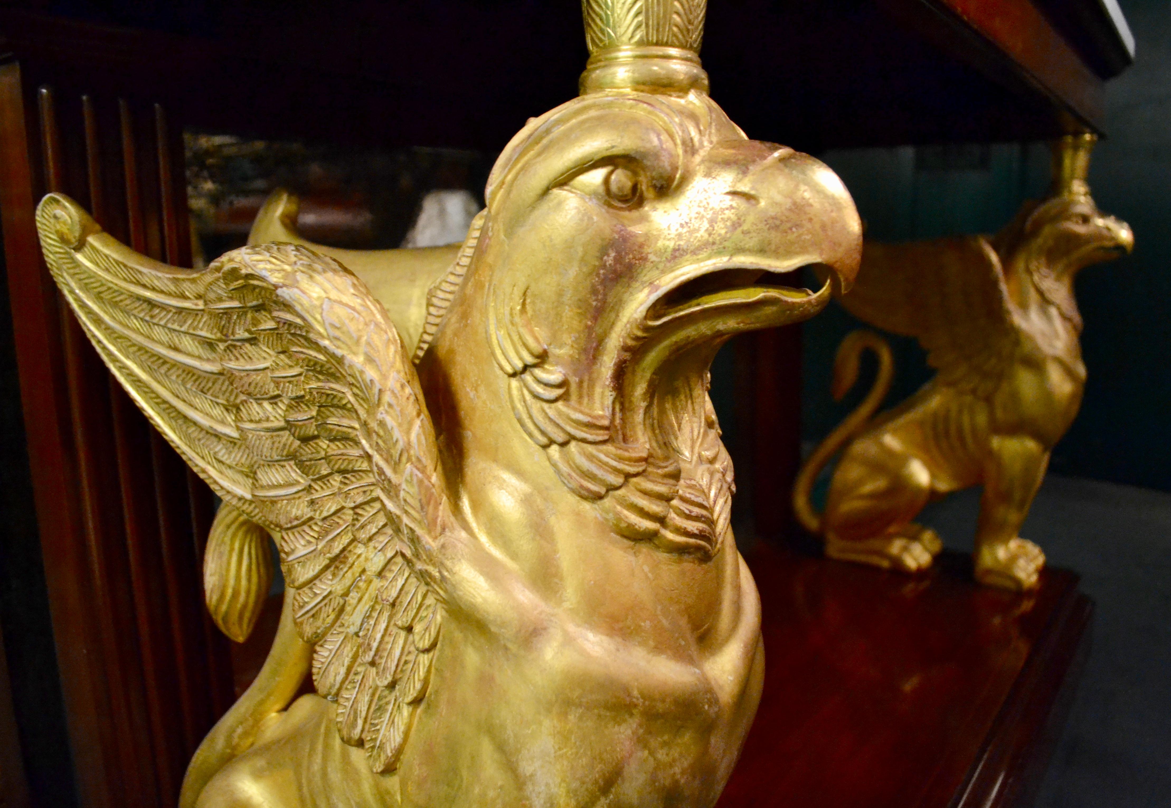 Console de style English Regency dorée Griffin en acajou surmontée de marbre Bon état - En vente à Vancouver, British Columbia