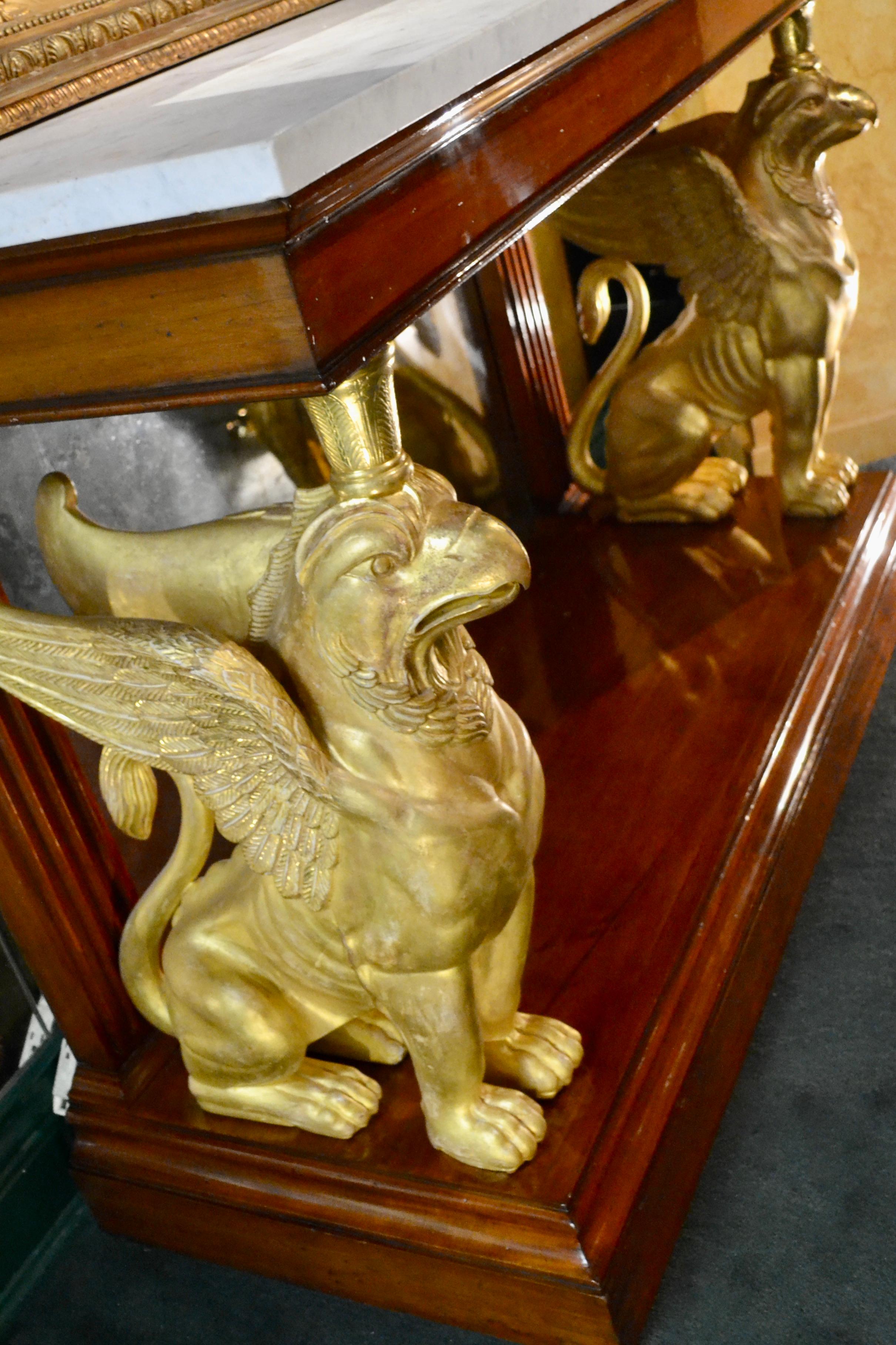 Console de style English Regency dorée Griffin en acajou surmontée de marbre en vente 1