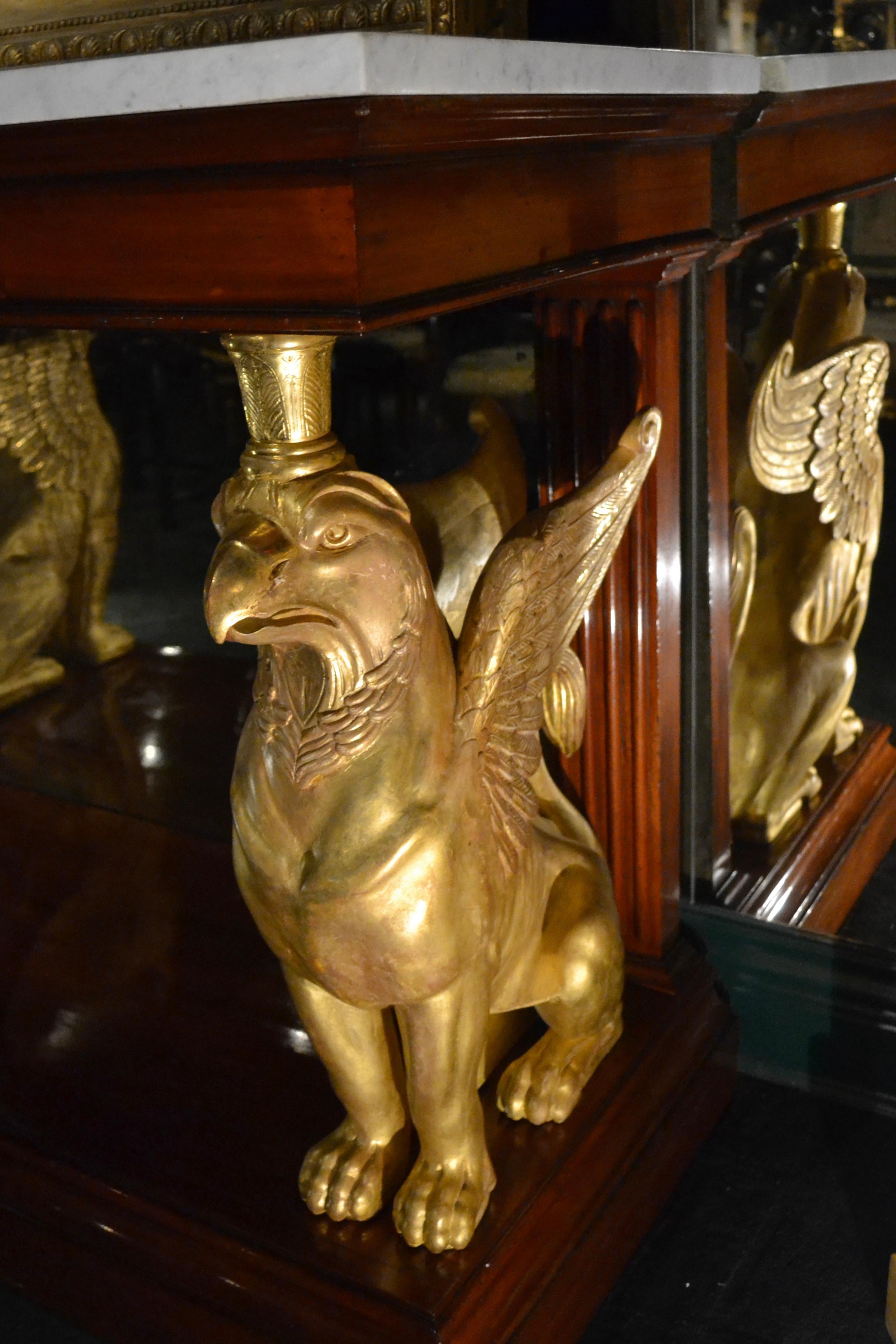 Console de style English Regency dorée Griffin en acajou surmontée de marbre en vente 2