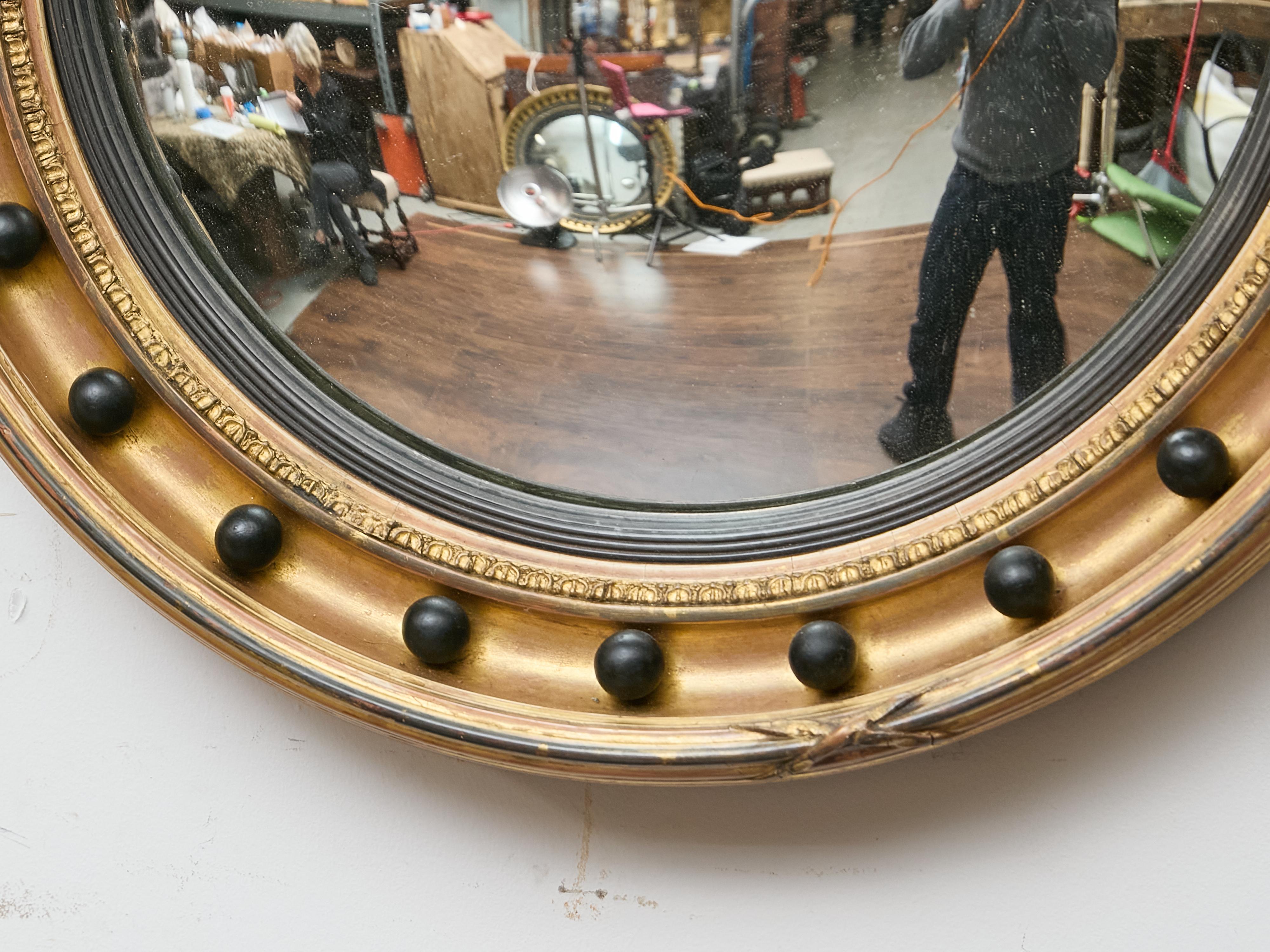 Anglais Miroir convexe en bois doré de style Régence anglaise avec accents Ball and Ball ébonisés en vente