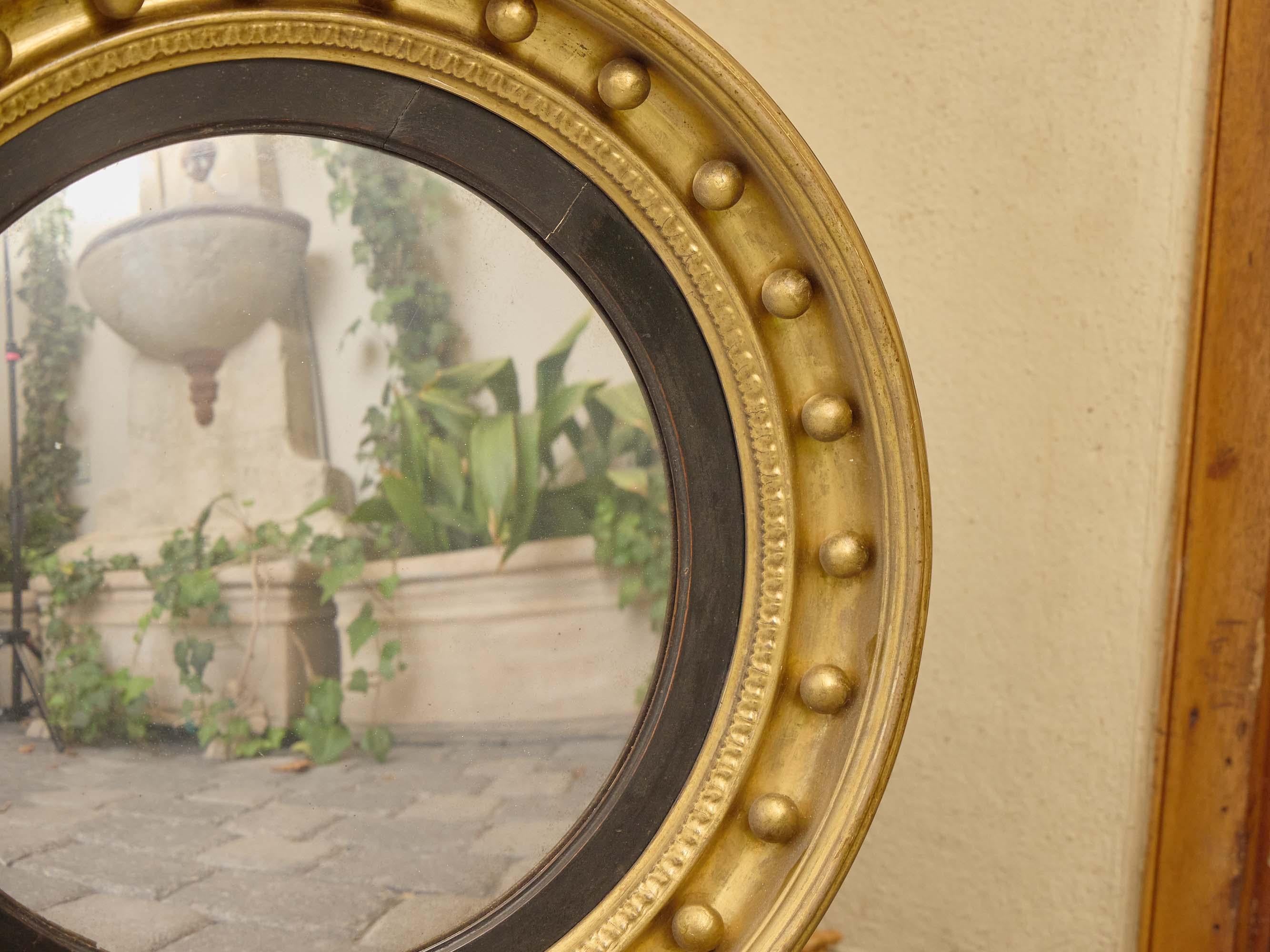 Specchio convesso in legno dorato inglese Regency con finiture ebanizzate, XIX secolo in vendita 1