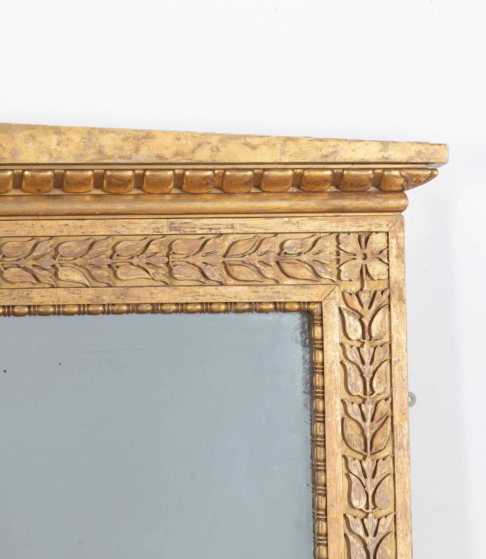 Miroir de cheminée en bois doré d'époque Régence anglaise.
De style néo-grec avec une décoration sculptée de feuilles de laurier à la manière de George Bullock.
Il a conservé sa plaque miroir au mercure étincelante d'origine. L'ensemble est gratté à