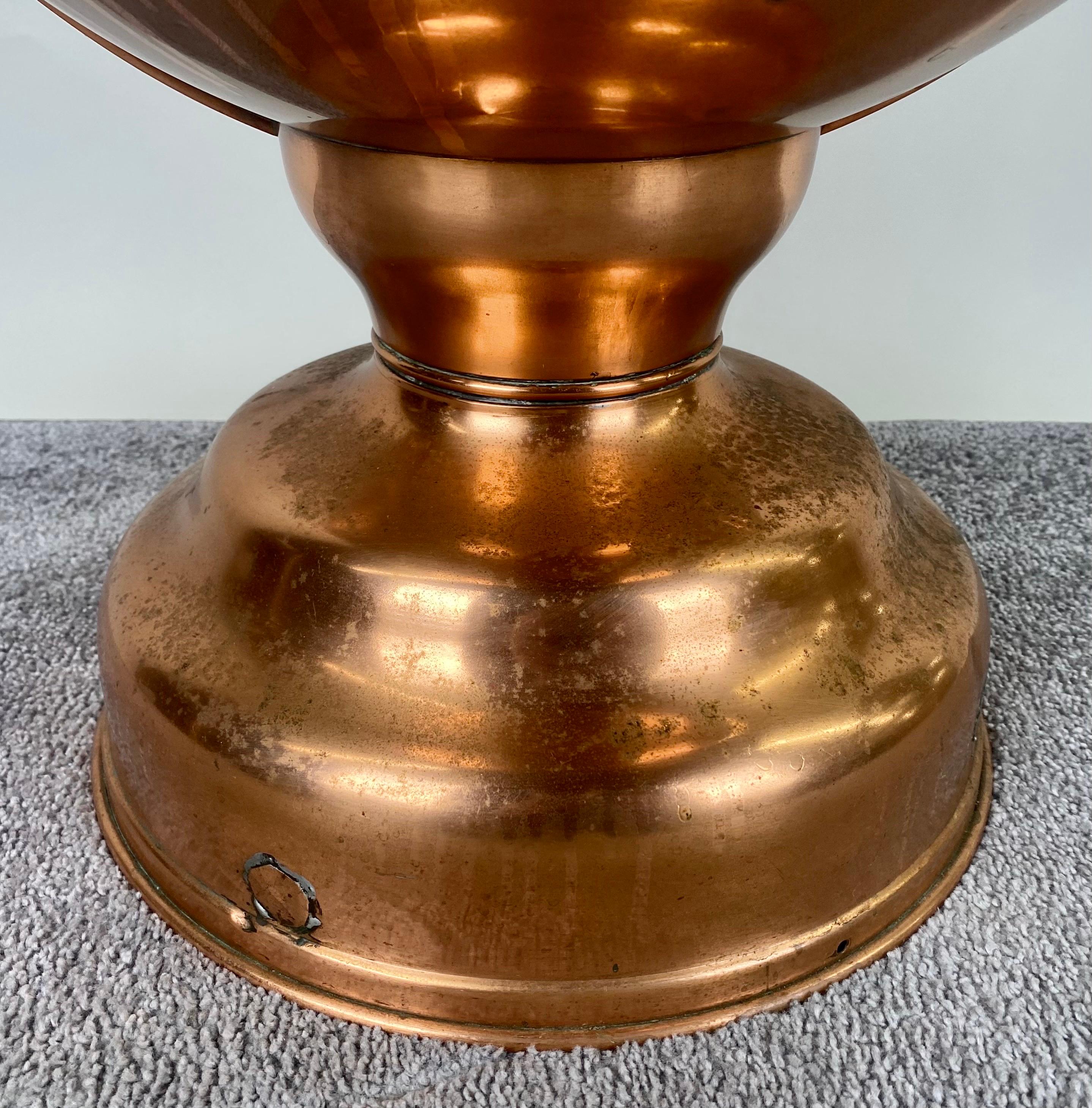 Ein Globe-Kupferkübel aus dem frühen 20. Jahrhundert, eine reizvolle Verbindung von Funktionalität und Vintage-Eleganz.  Die originalen Messingbeschläge verleihen diesem exquisiten Stück einen Hauch von Authentizität und machen es zeitlos