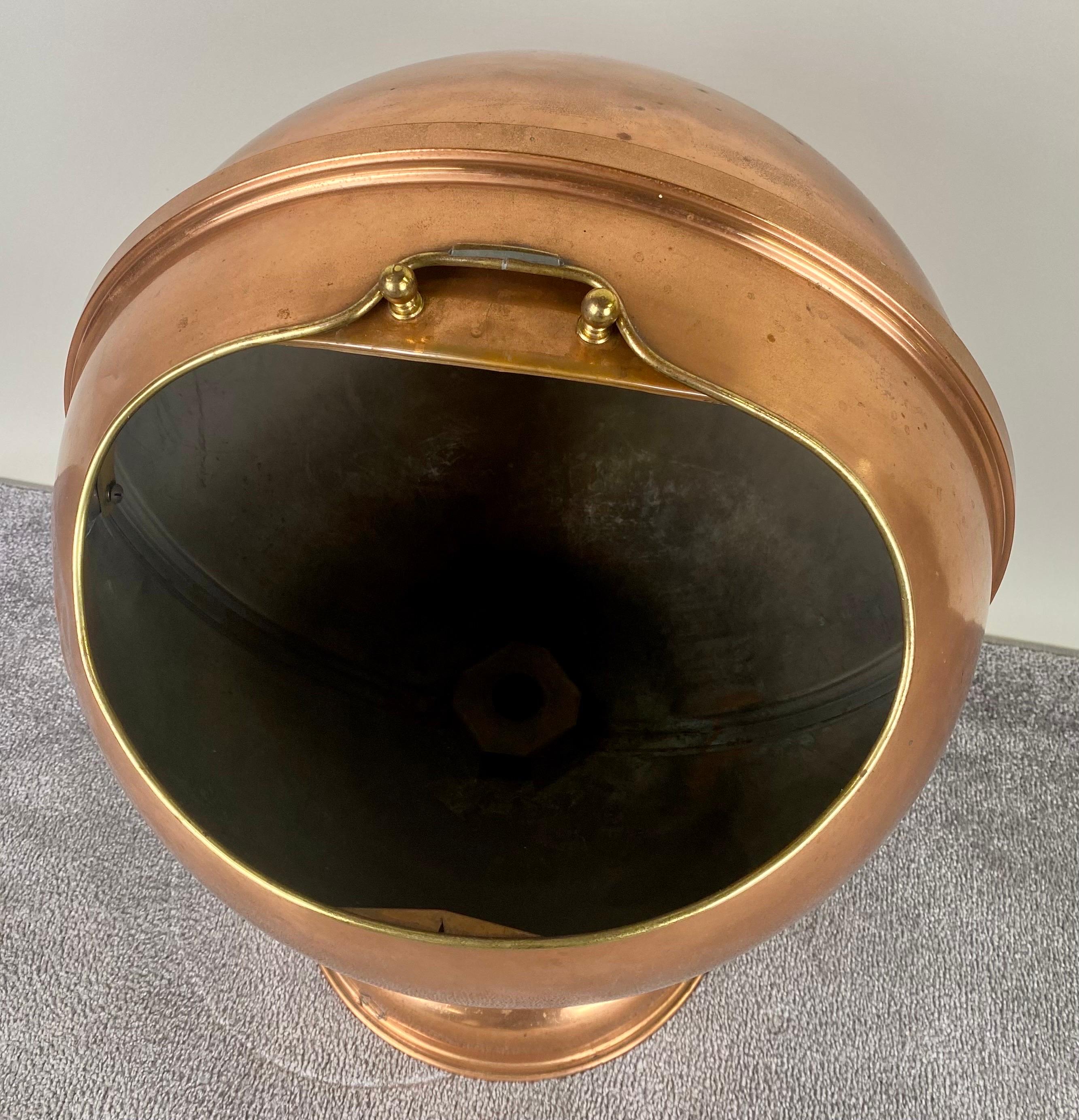 English Regency Globe Copper Coal Scuttle or Planter  In Good Condition For Sale In Plainview, NY