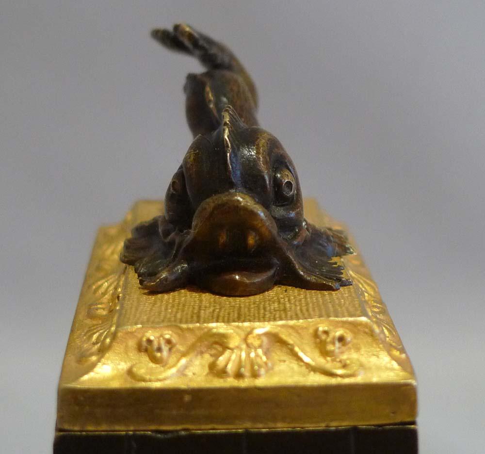 English Regency Inkwell in Patinated Bronze and Ormolu with Dolphin Mount In Good Condition For Sale In London, GB
